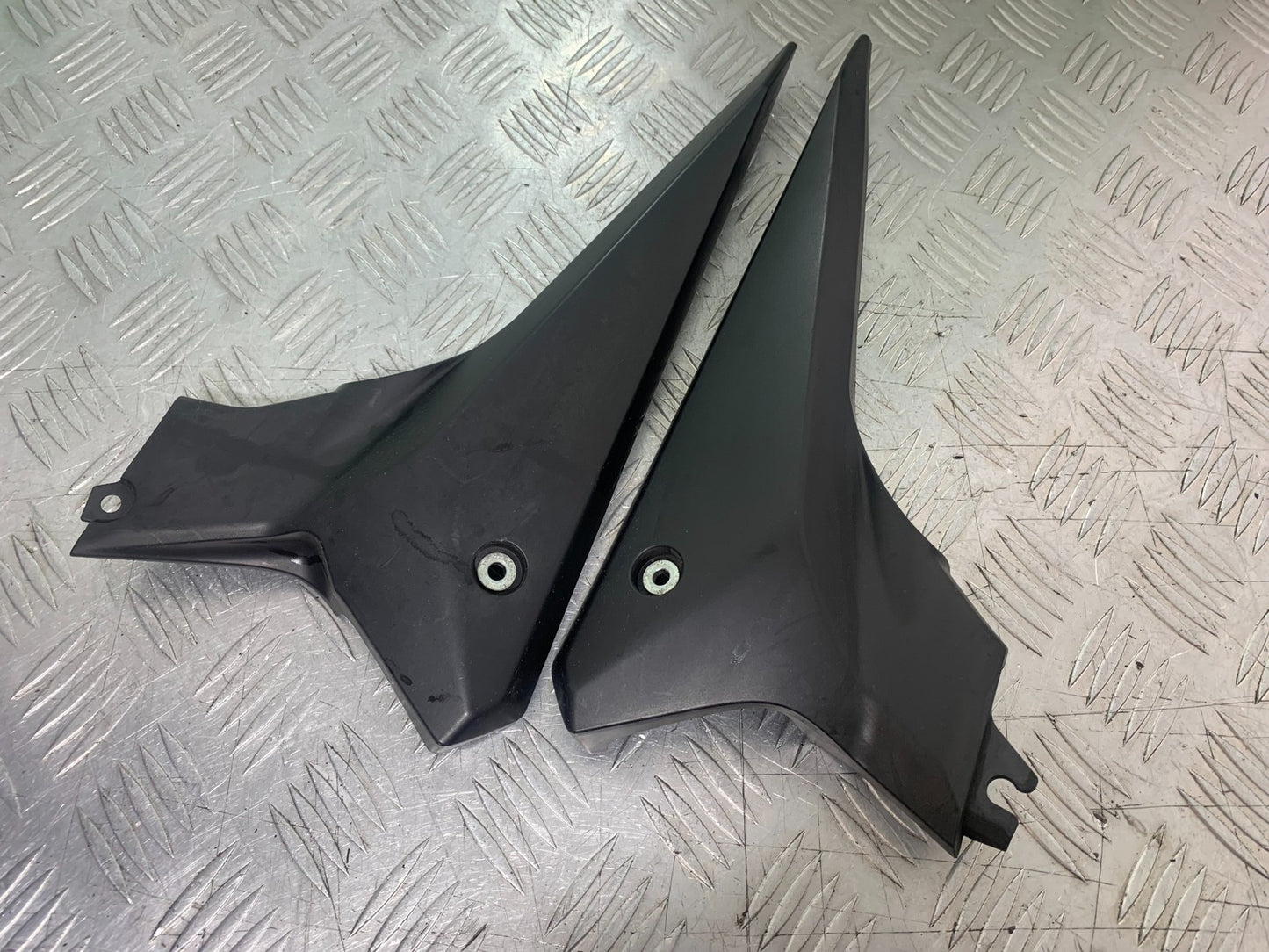YAMAHA XJ6 XJ6-S LEFT AND RIGHT SIDE COVERS  YEAR 2009-2015  (CMB1212)