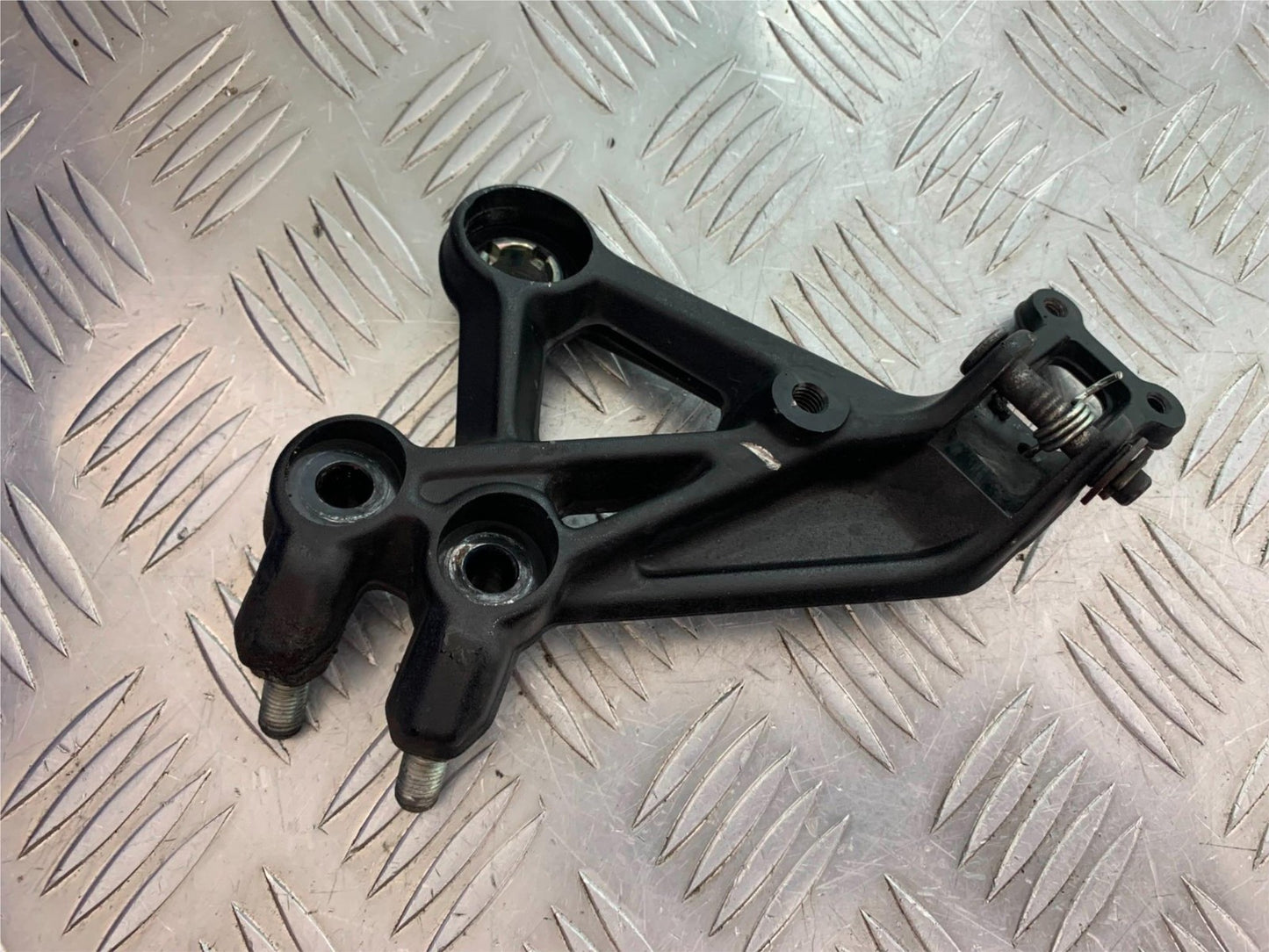 KTM 125 DUKE FRONT LEFT HANGER   YEAR 2018-2023 (CMB1185)