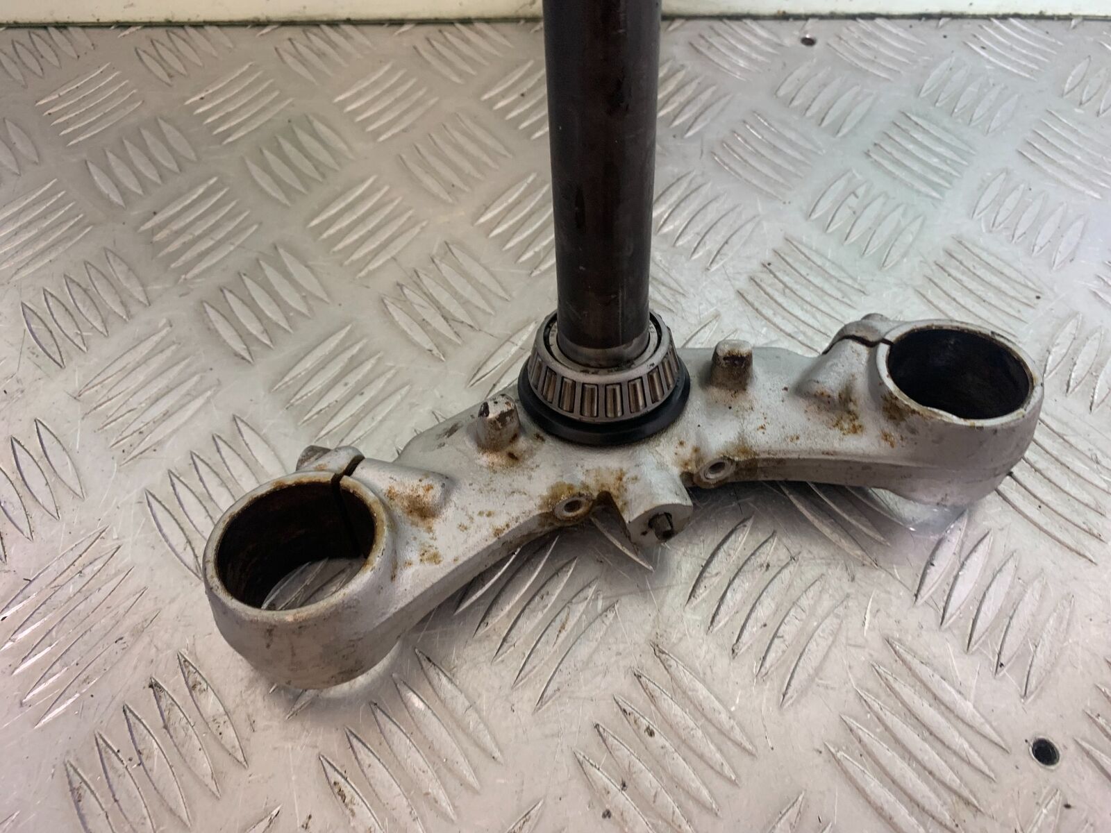 KAWASAKI Z750 ZR750 ZR-7S BOTTOM YOKE  YEAR 1999-05 (CMB1135)