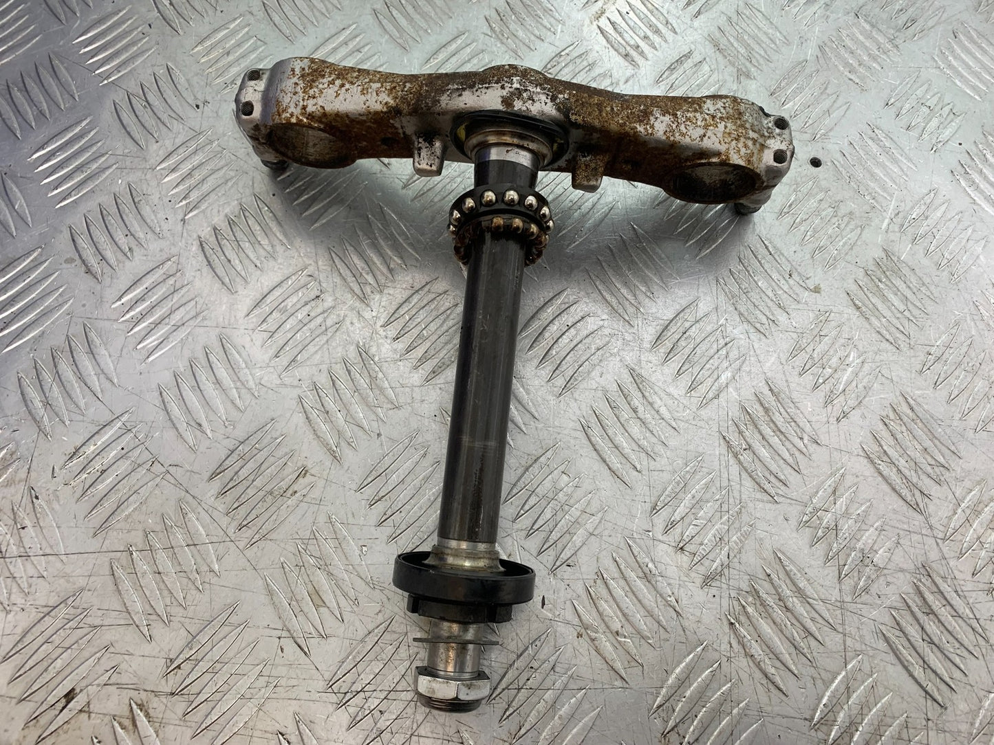 SUZUKI GSF600 GSF 600 BANDIT BOTTOM YOKE   2000-2004 (CMB1269)
