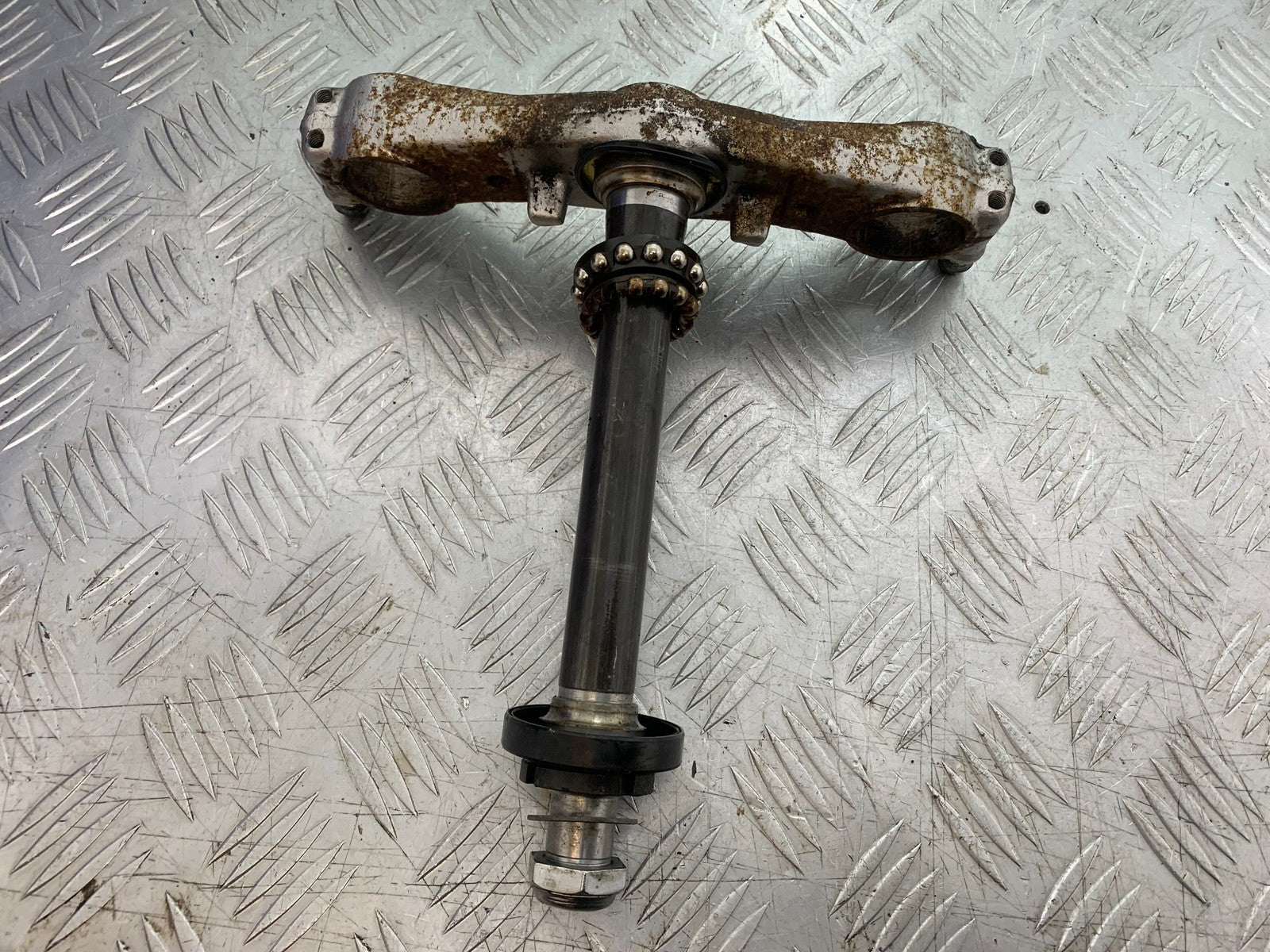 SUZUKI GSF600 GSF 600 BANDIT BOTTOM YOKE   2000-2004 (CMB1269)