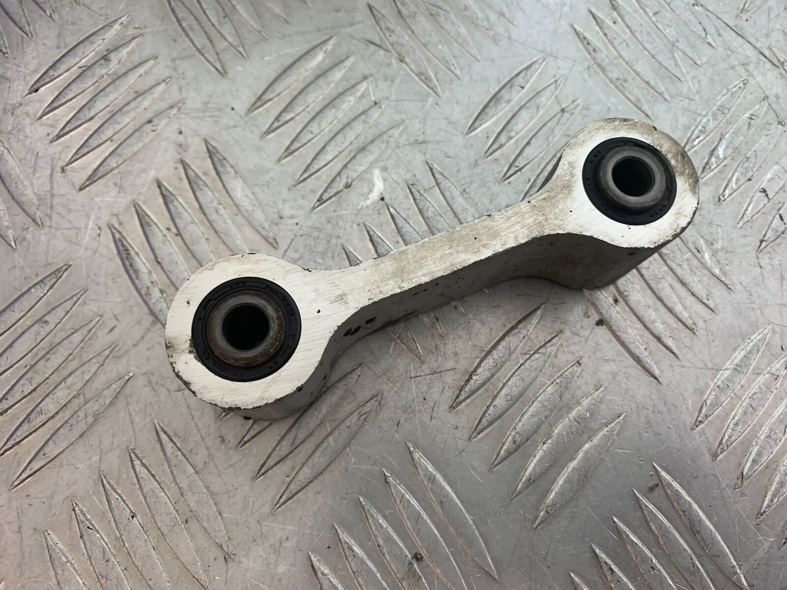 TRIUMPH 955i SPRINT ST SHOCK LINKAGE  YEAR 1999-2004 (CMB1124)