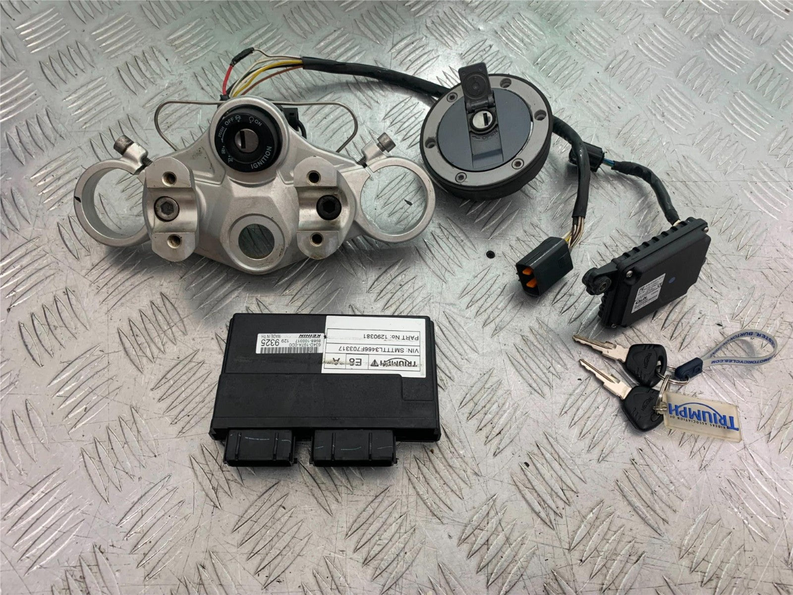 TRIUMPH 675 STREET TRIPLE RX ECU LOCKS KEYS   2015- 2017 (CMB1299)