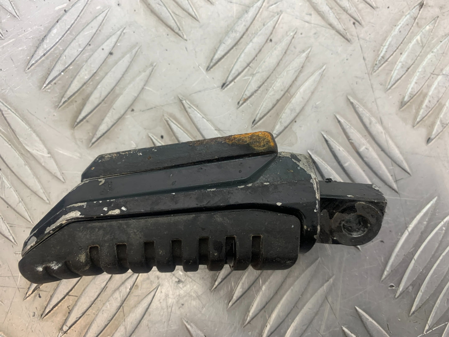 SUZUKI GSF650 GSF 650 LEFT REAR FOOTPEG   YEAR 2007-2009  (CMB1161)