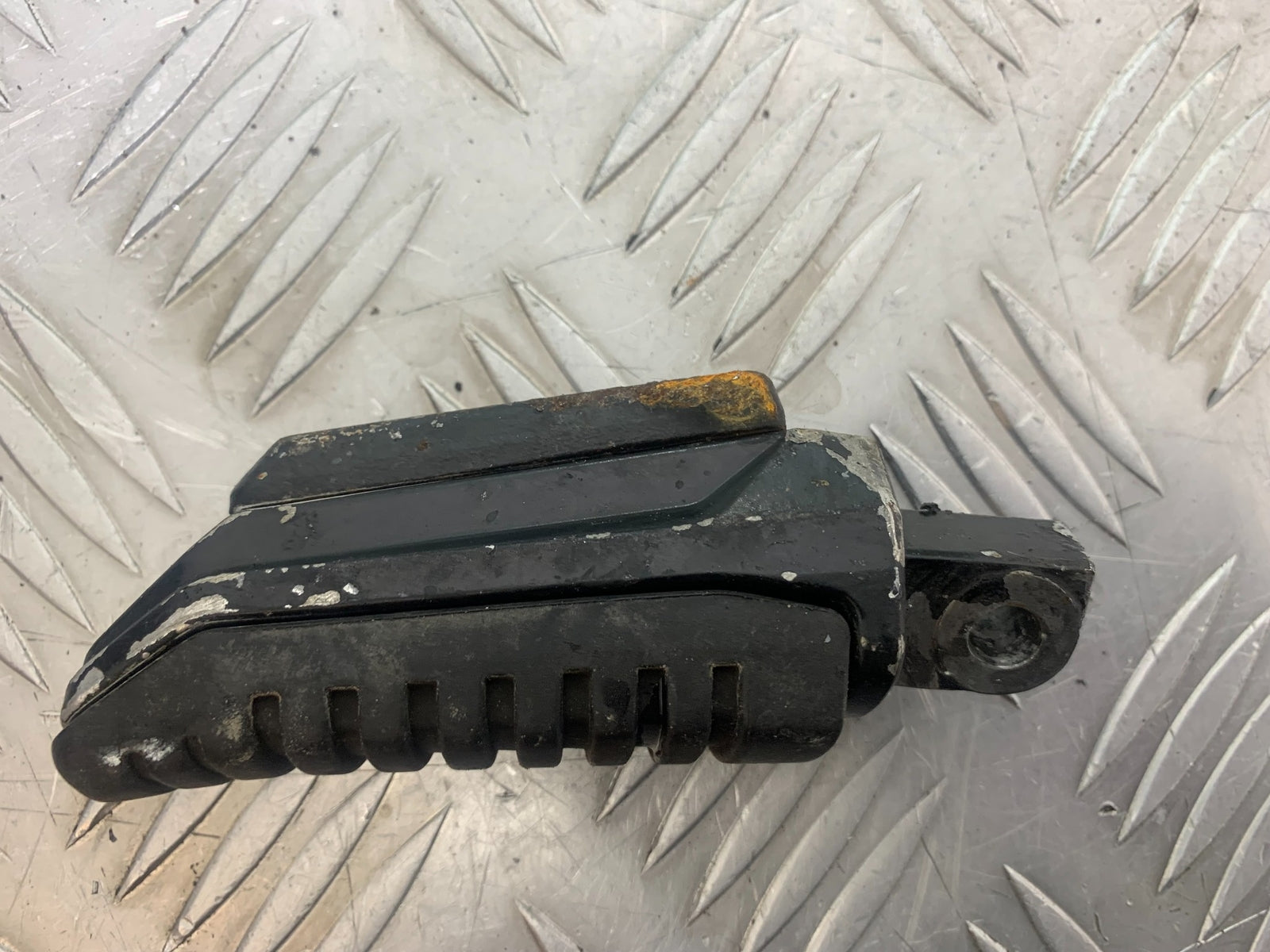 SUZUKI GSF650 GSF 650 LEFT REAR FOOTPEG   YEAR 2007-2009  (CMB1161)
