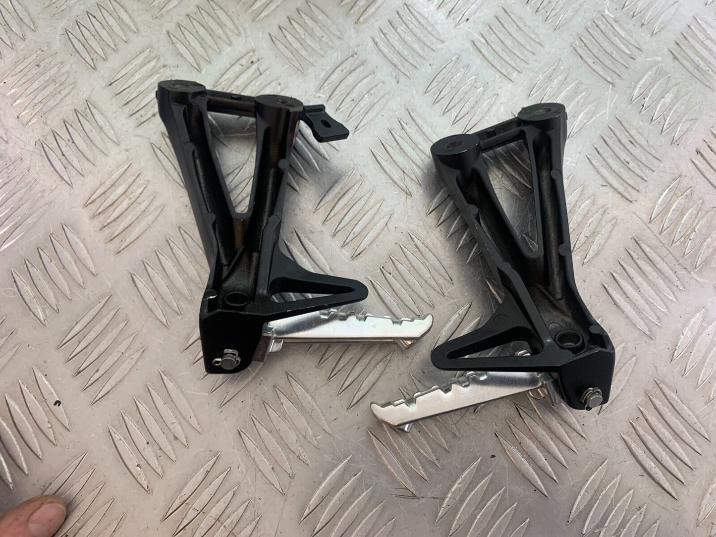 YAMAHA XSR900 XSR 900 REAR HANGERS AND PEGS  YEAR 2021-2022 (CMB1073)