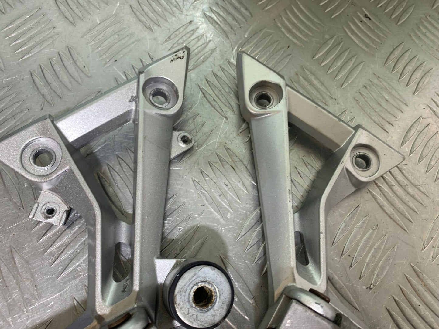 LEXMOTO LXR 125 REAR HANGERS  AND PEGS  YEAR  2019-2023 (CMB1076)