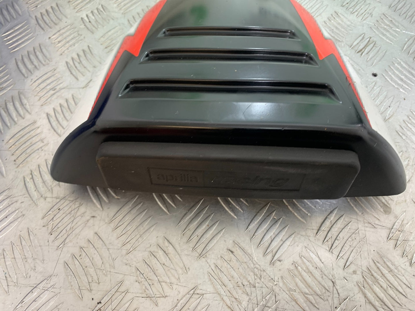 APRILIA RSV1000 RSV 1000 MILLE SEAT HUMP  1998- 2003 (CMB1184)