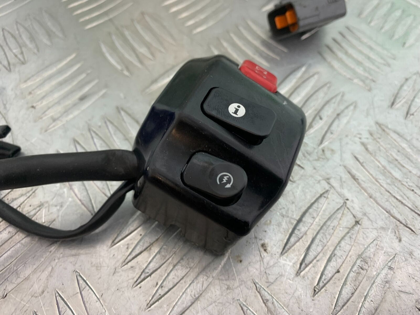 TRIUMPH THUNDERBIRD 1600 RIGHT SWITCH GEAR   YEAR 2011 (CMB1107)