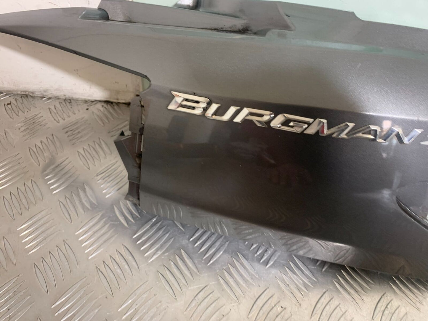 SUZUKI AN 200 UN 200 BURGMAN RIGHT SEAT PANEL YEAR 2007-09 (CMB1128)