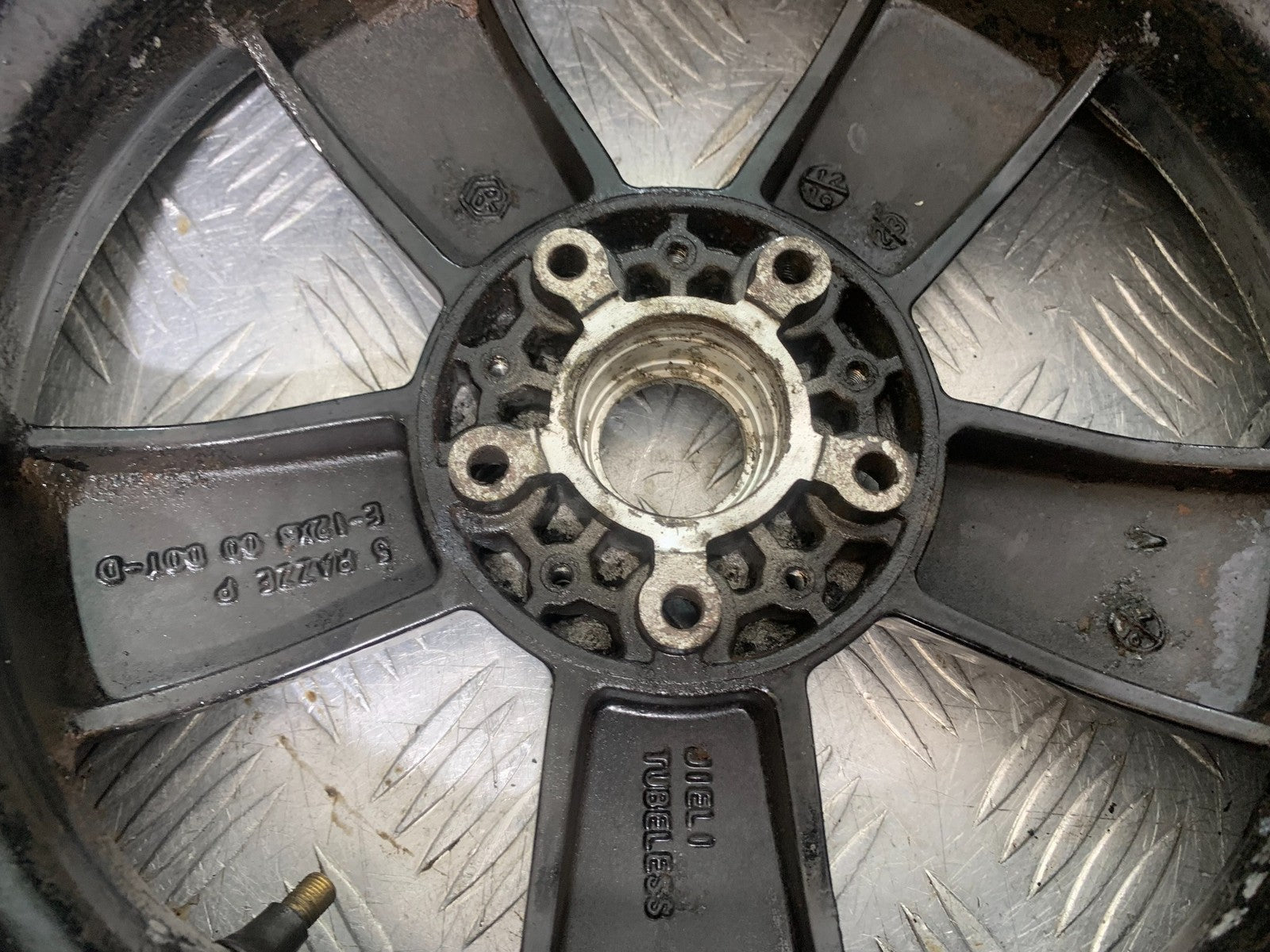 PIAGGIO VESPA GTS 125 REAR WHEEL   YEAR 2009-2014  (CMB1261)