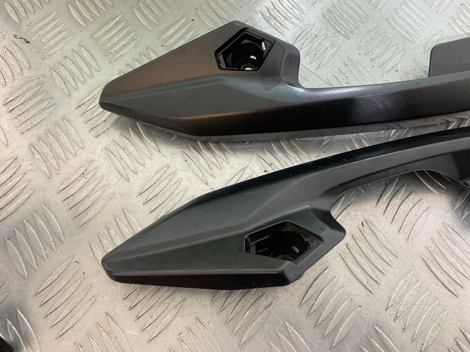 SUZUKI AN400 AN 400 BURGMAN GRAB RAILS YEAR 2017-2024 (CMB1118)