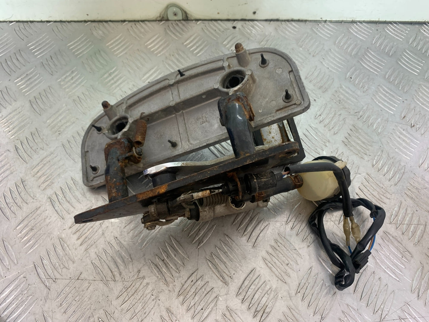 KAWASAKI VN1500 CLASSIC RIGHT FOOTBOARD YEAR 1999 -2006 (CMB1166)
