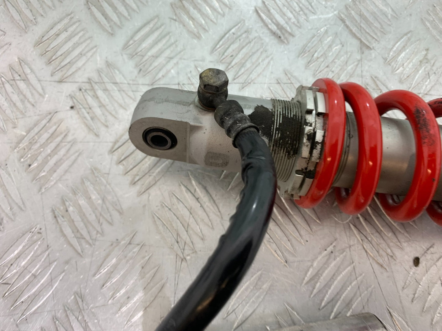 TRIUMPH 955i DAYTONA REAR SHOCK  YEAR 2002-2006 (CMB1229)