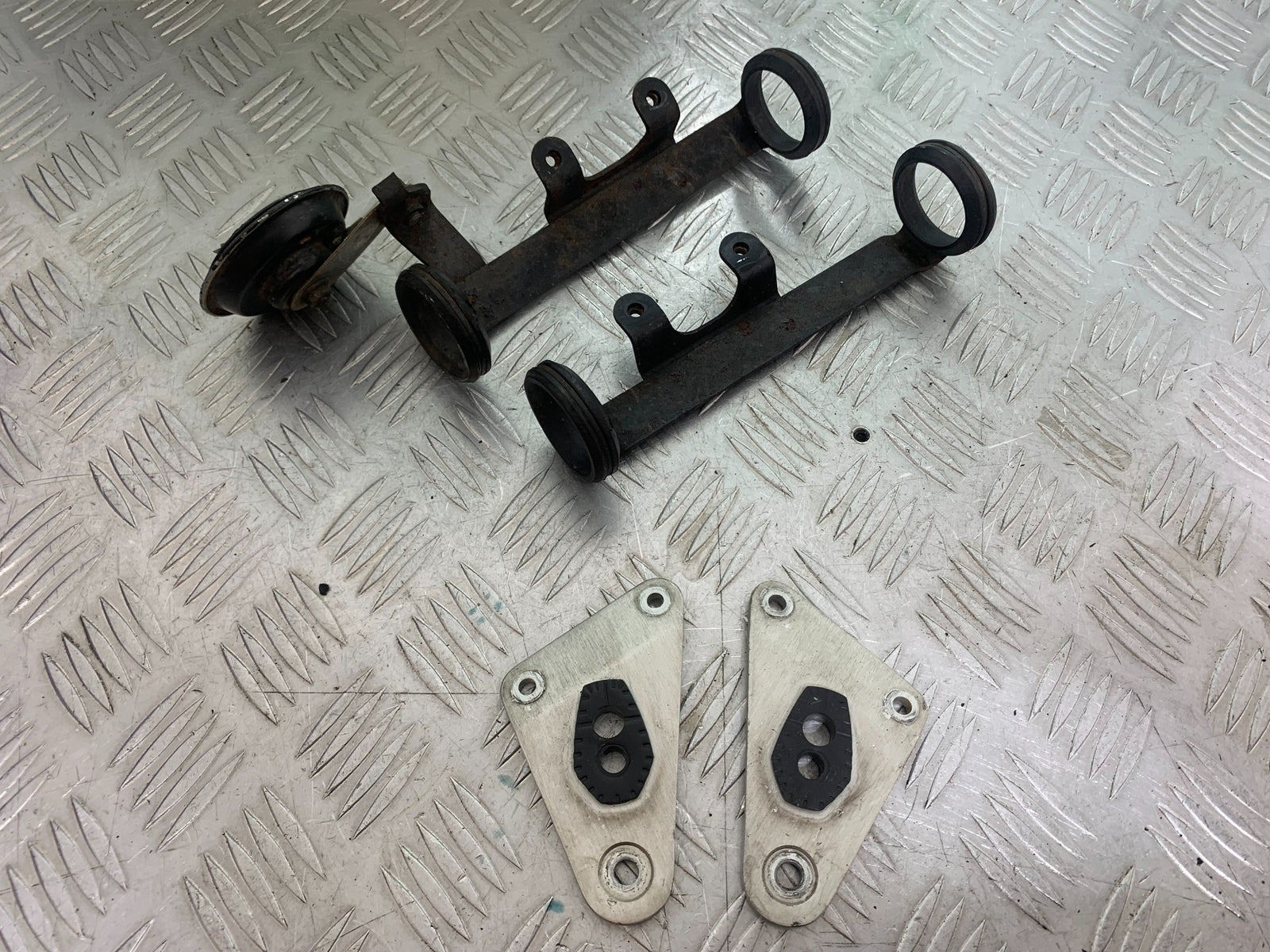 SUZUKI GSF600 GSF 600 BANDIT HEADLIGHT BRACKETS  YEAR 2001-2003 (CMB1157)