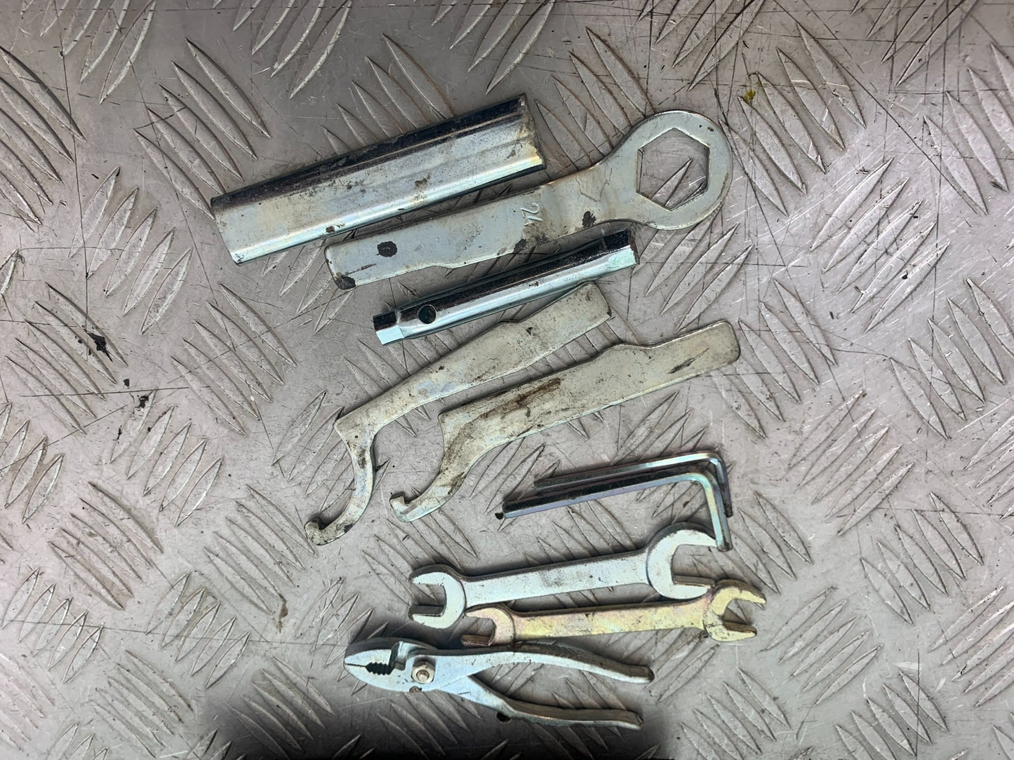 KAWASAKI Z125 Z 125 TOOL KIT    YEAR  2018-2023 (CMB1167)