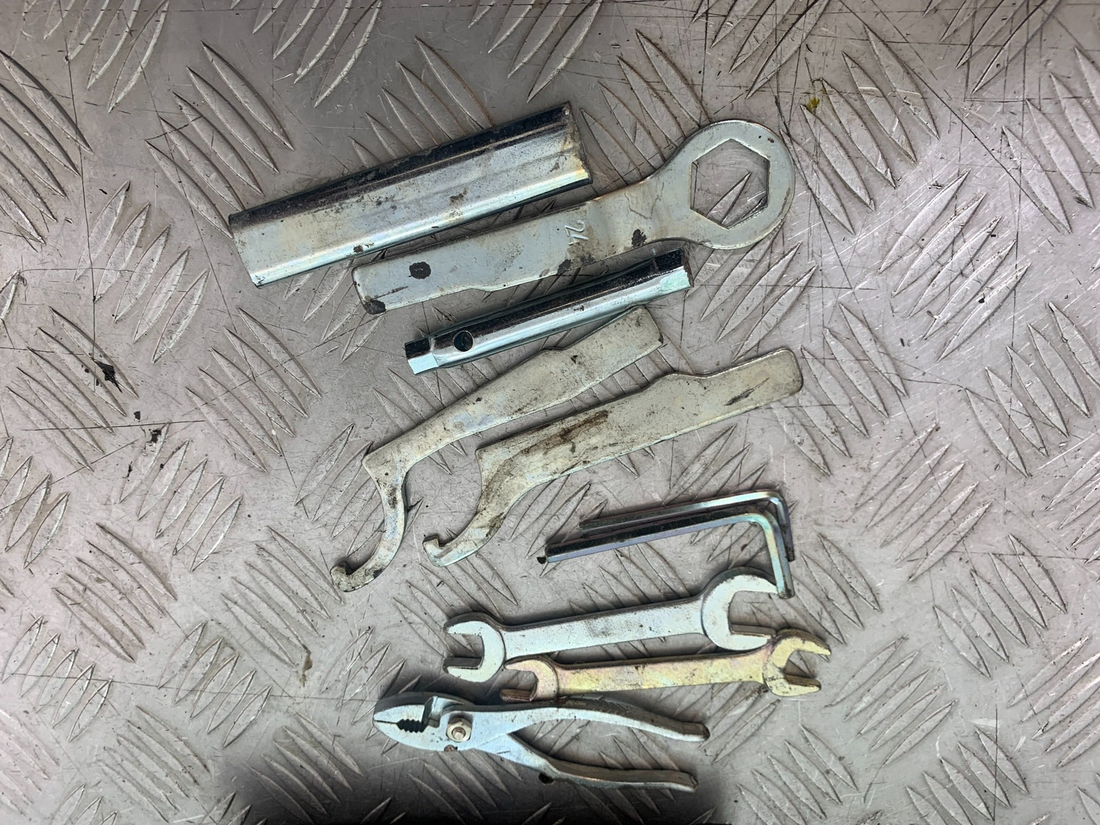 KAWASAKI Z125 Z 125 TOOL KIT    YEAR  2018-2023 (CMB1167)