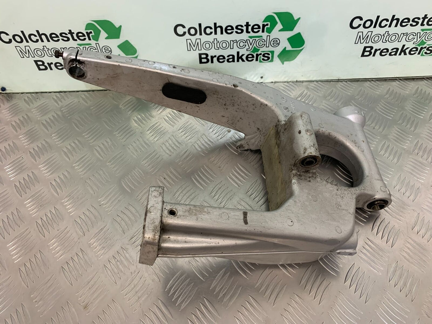 YAMAHA FJR1300 FJR 1300 SWINGARM  YEAR 2001-05 (STOCK 946)