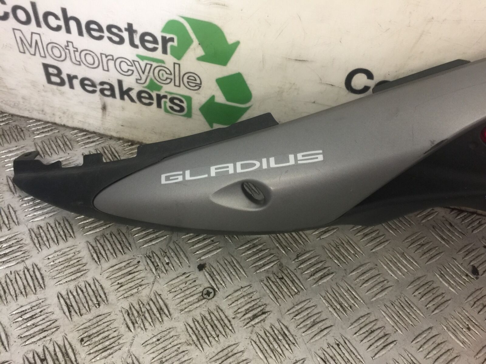 SUZUKI SFV650 SFV 650 GLADIUS RIGHT SEAT PANEL  2009-15 (STOCK 709)