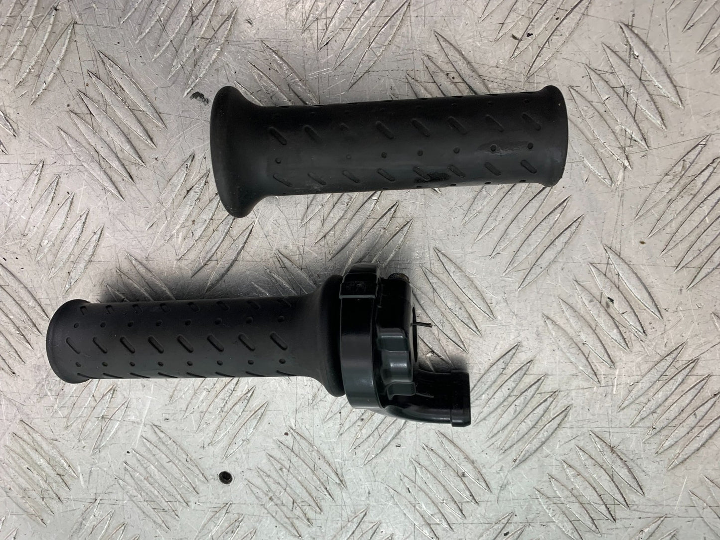 TRIUMPH 675 STREET TRIPLE RX THROTTLE AND GRIP   2015- 2017 (CMB1299)