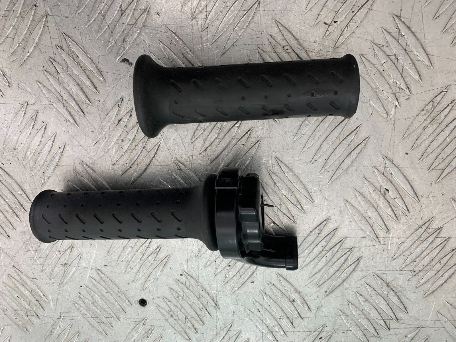 TRIUMPH 675 STREET TRIPLE RX THROTTLE AND GRIP   2015- 2017 (CMB1299)