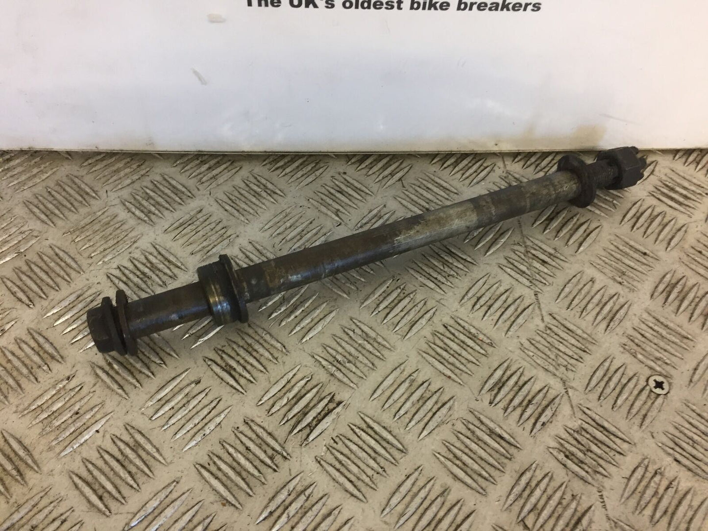 KAWASAKI ER6 F REAR WHEEL SPINDLE   YEAR 2006