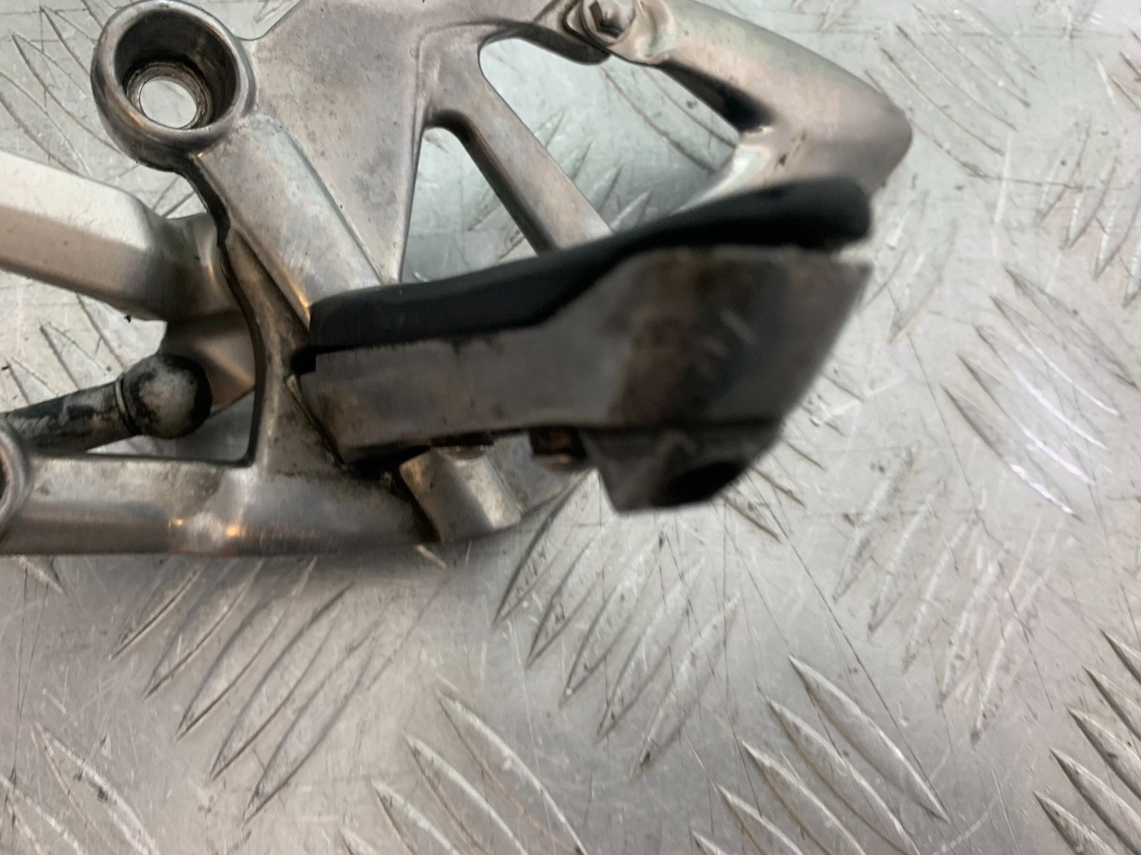 TRIUMPH 1050 SPRINT ST FRONT LEFT HANGER  2003-2011 (CMB1285)