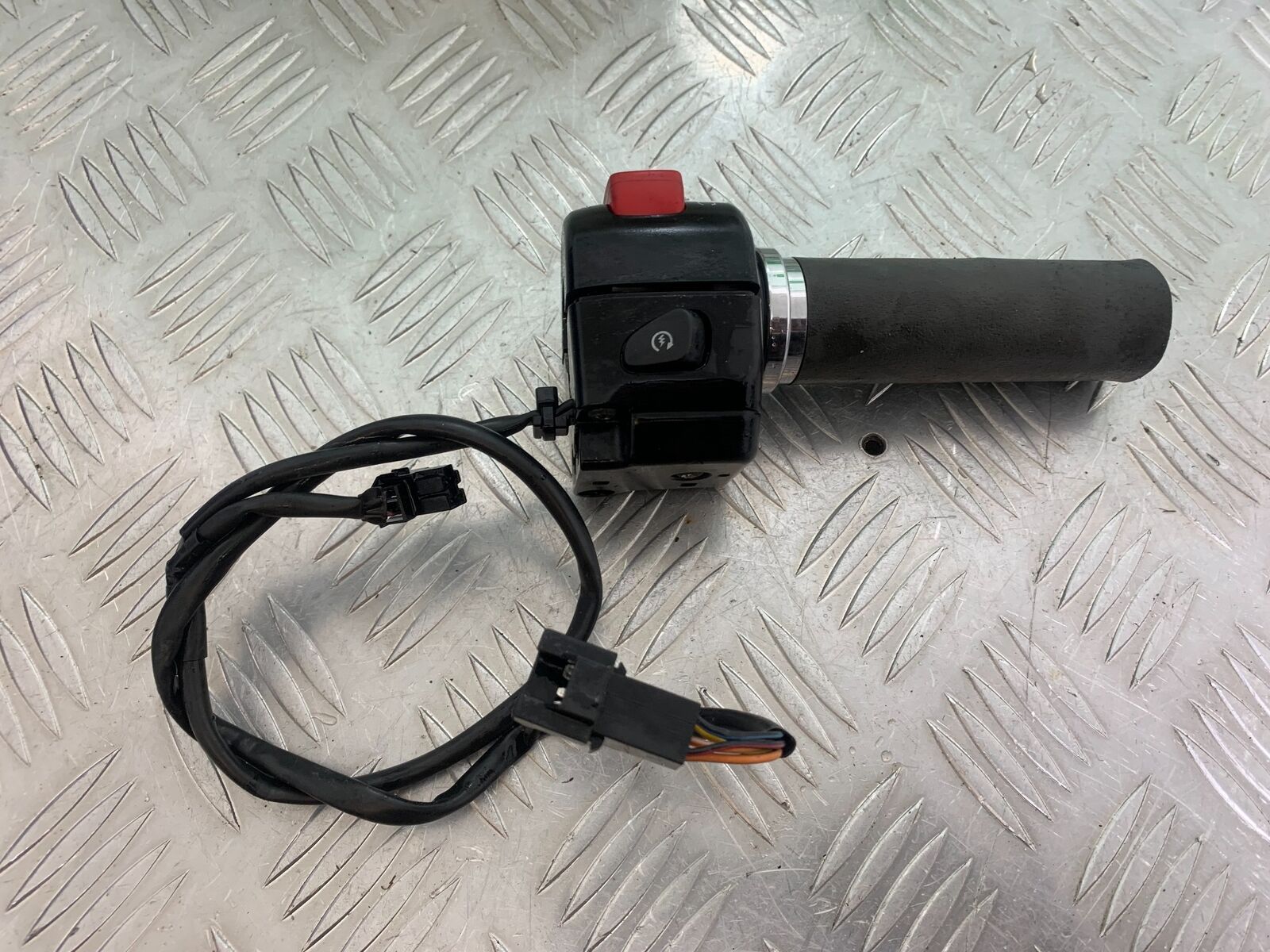 SUZUKI INTRUDER VL800 C800 RIGHT SWITCH GEAR  YEAR 2012-16 (CMB1039)