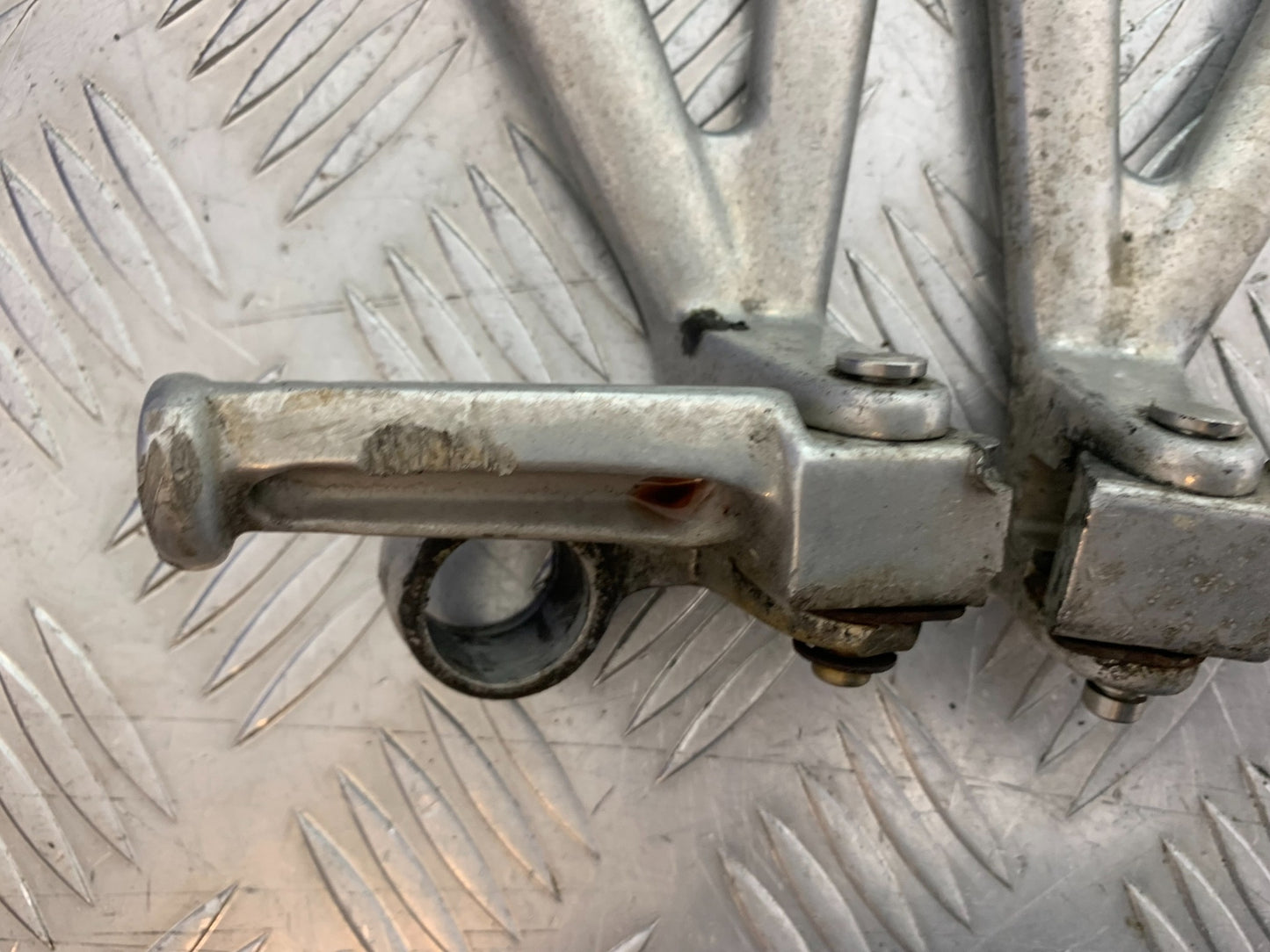TRIUMPH T509 SPEED TRIPLE REAR HANGERS AND PEGS  YEAR 1997-1998 (CMB1144)