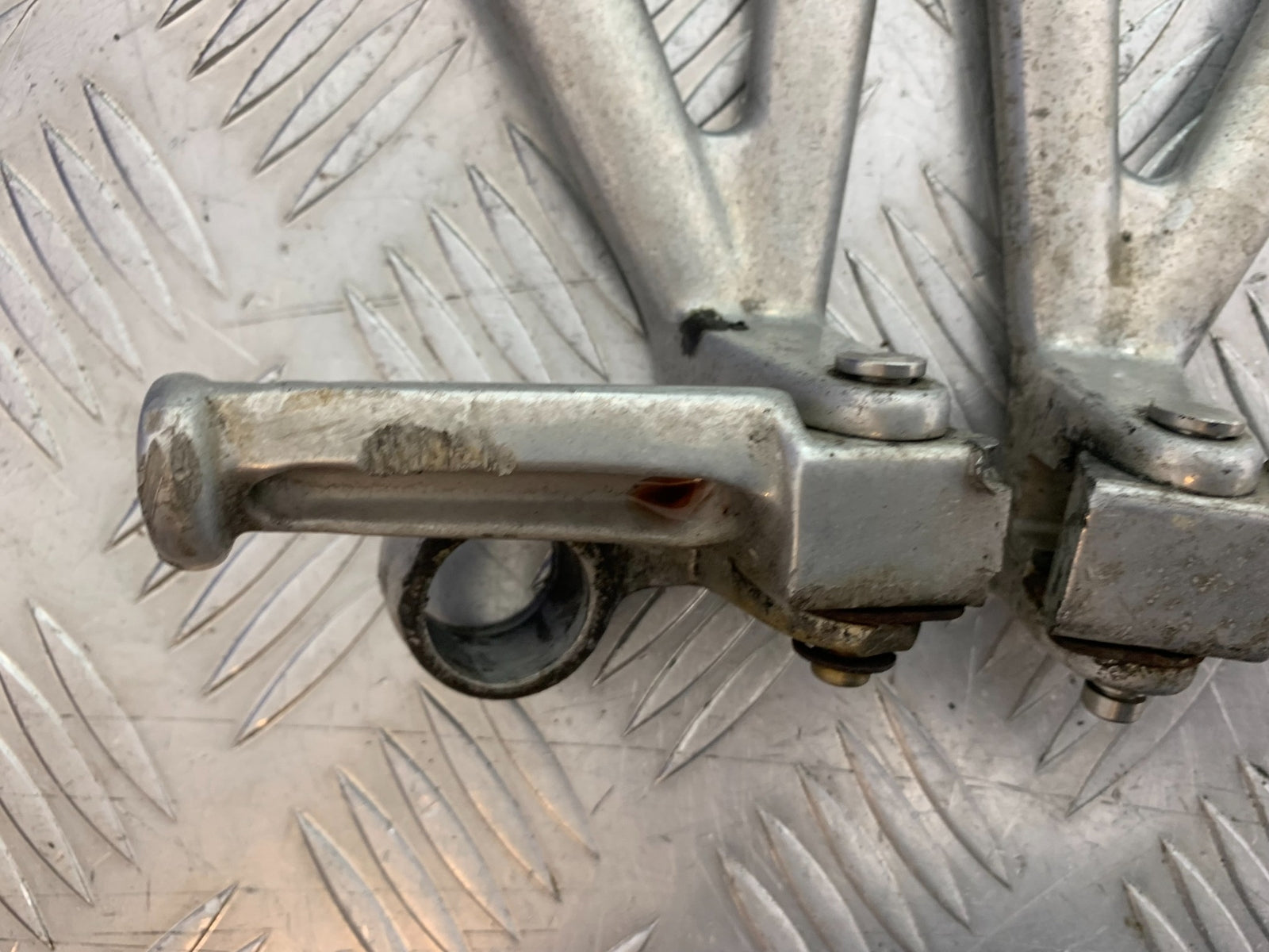 TRIUMPH T509 SPEED TRIPLE REAR HANGERS AND PEGS  YEAR 1997-1998 (CMB1144)