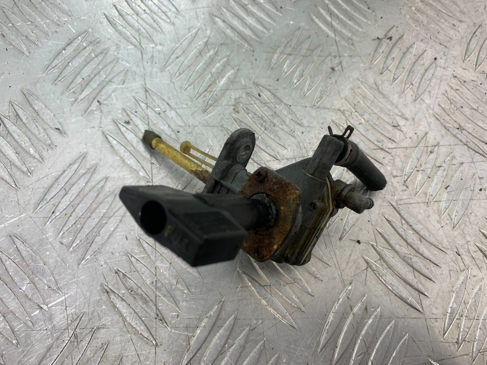 SUZUKI GSF600 GSF 600 BANDIT PETROL TAP   2000-2004 (CMB1269)