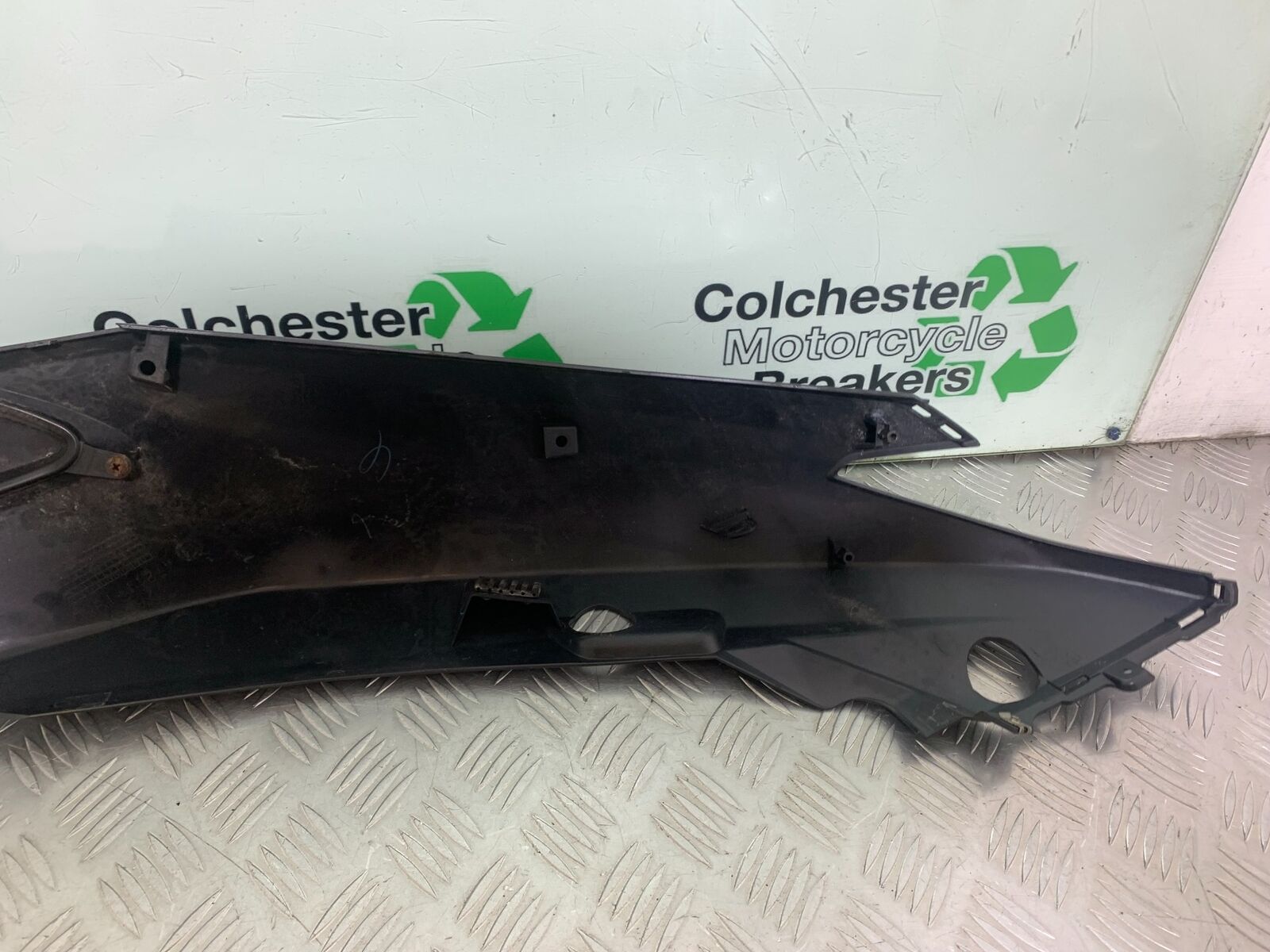 SUZUKI AN400 AN 400 BURGMAN LEFT SEAT PANEL YEAR 2017-2024 (CMB1118)