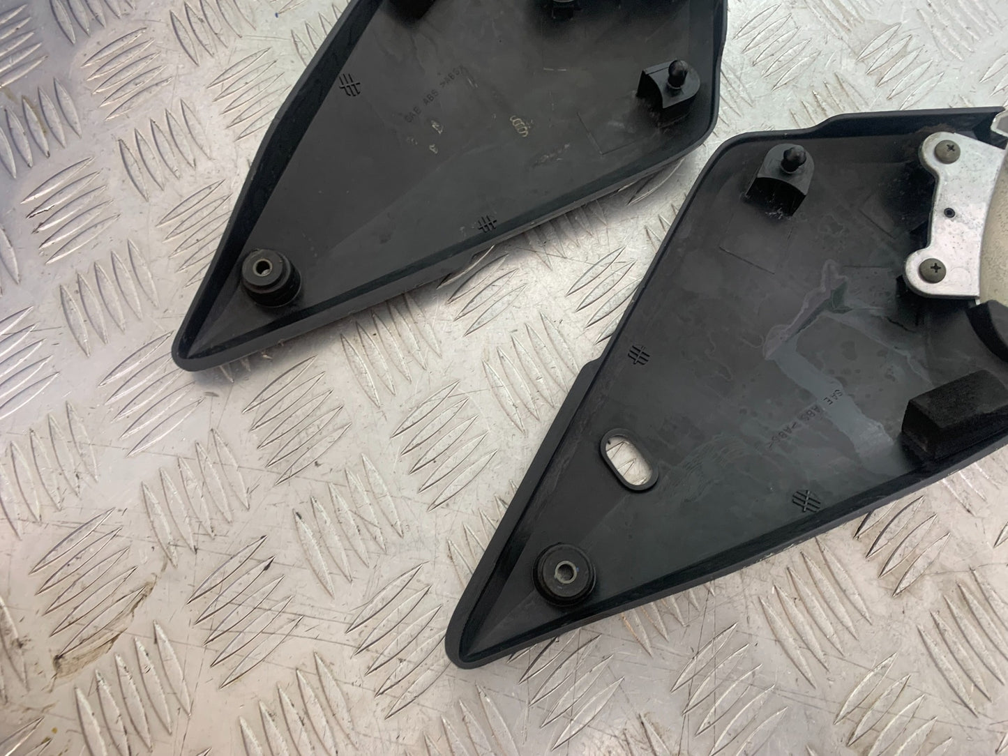 SUZUKI GSF600 GSF 600 BANDIT LEFT & RIGHT PANELS YEAR 2001-2003 (CMB1157)