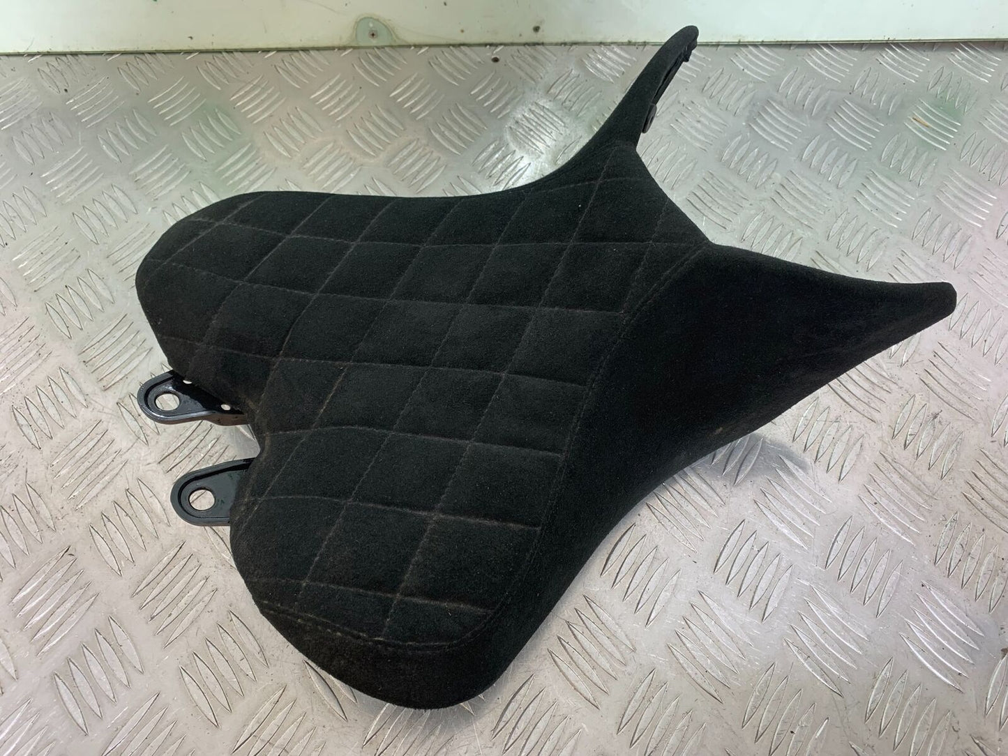 TRIUMPH 1050 SPEED TRIPLE RS SUEDE FRONT SEAT YEAR 2018-2020 (CMB1029)