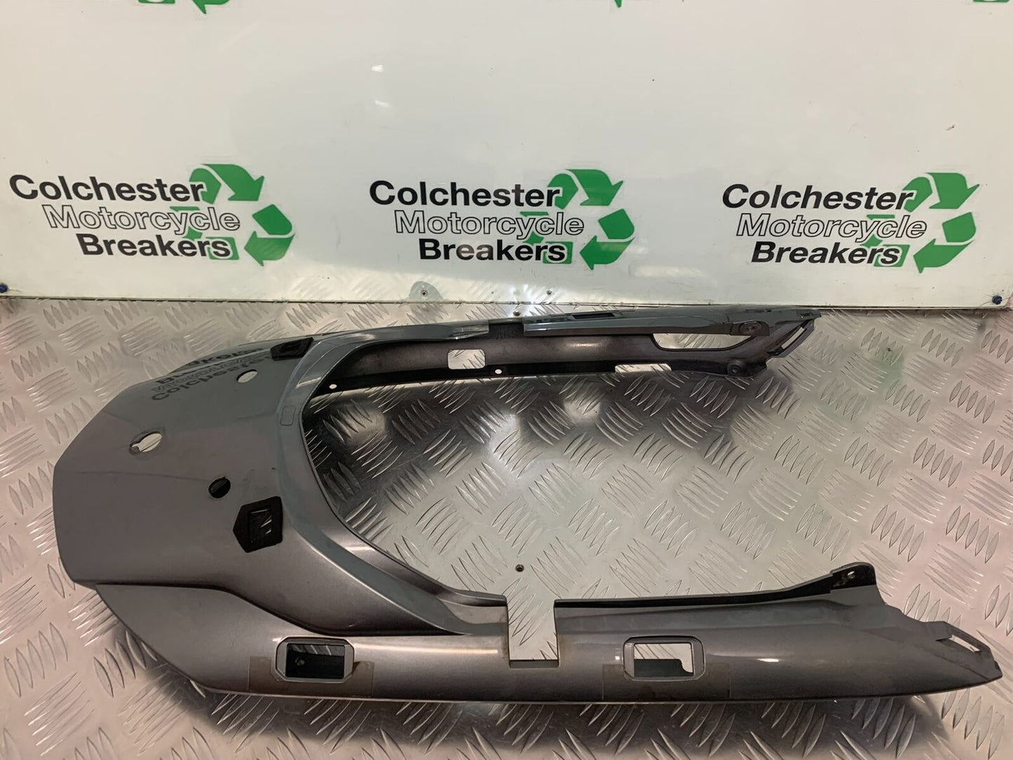 YAMAHA FJR1300 FJR 1300 SEAT UNIT TAIL PIECE YEAR 2001-05 (STOCK 946)