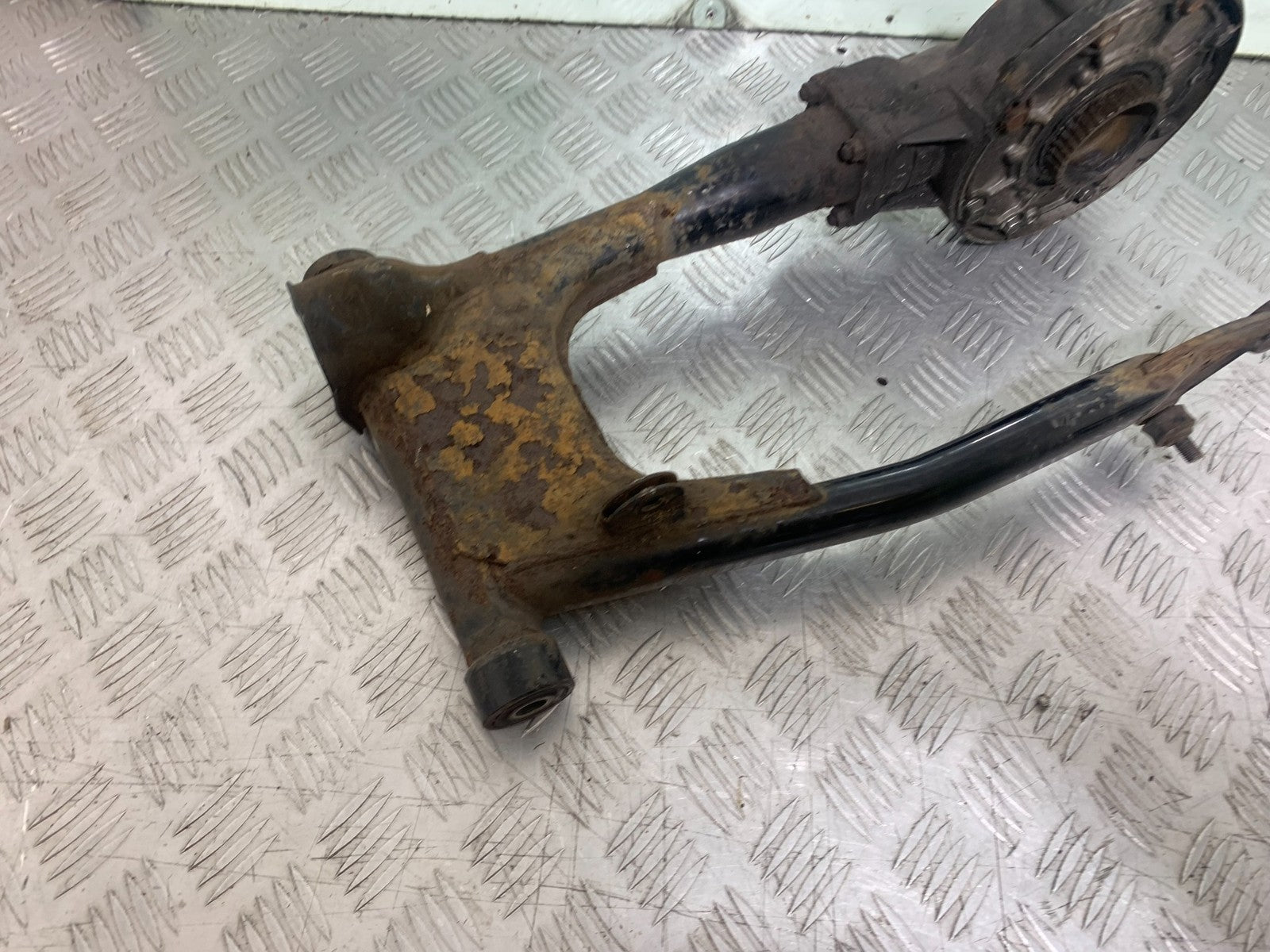 KAWASAKI GT550 GT 550 SWINGARM REAR DIFF  YEAR 1989-1994