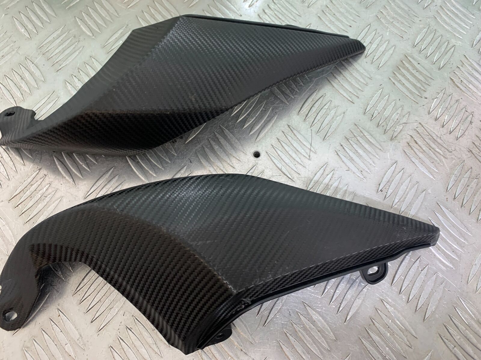 TRIUMPH 1050 SPEED TRIPLE RS LEFT & RIGHT SEAT PANELS  YEAR 2018-2020 (CMB1029)