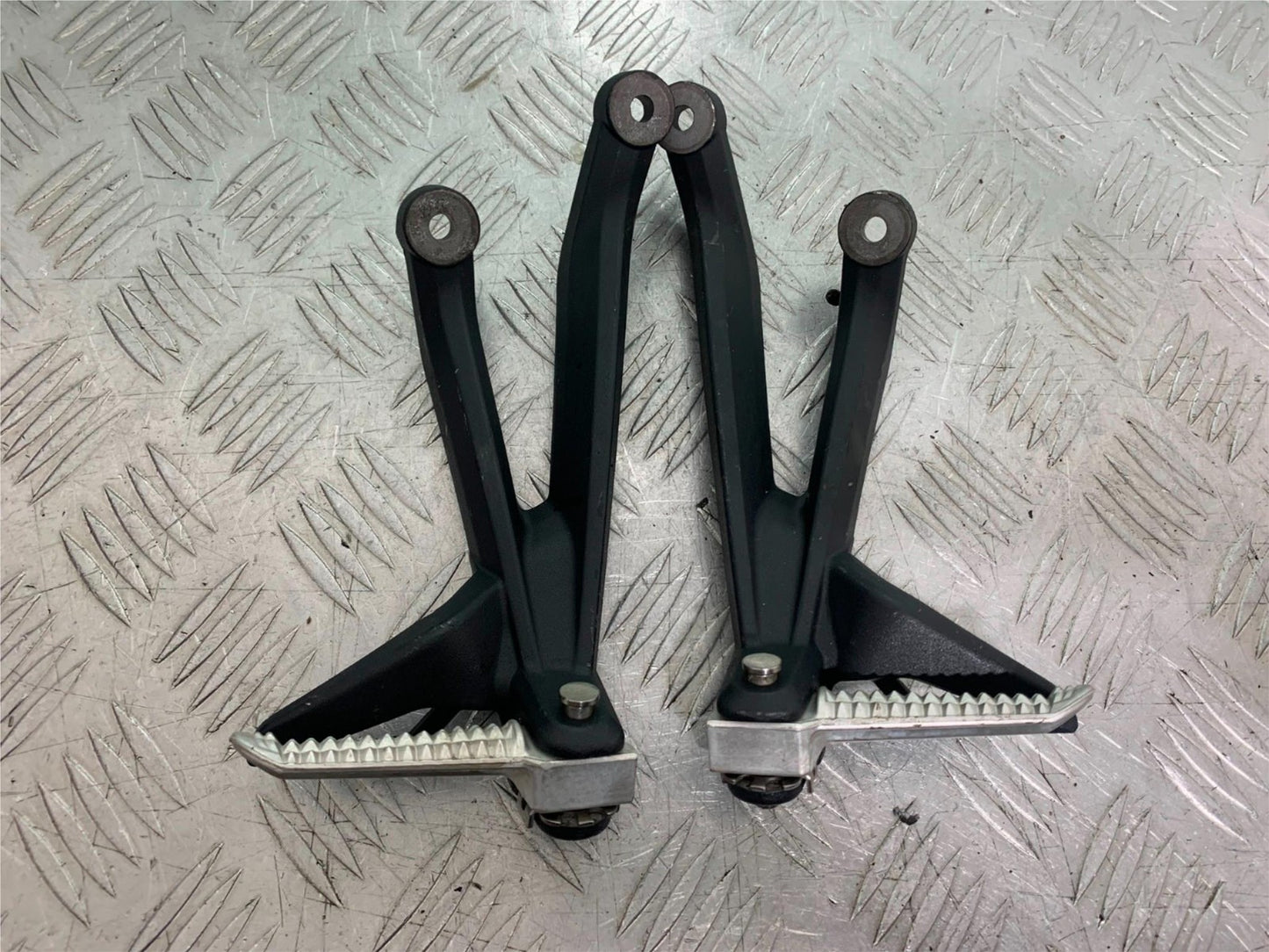 TRIUMPH 675 STREET TRIPLE RX REAR HANGER AND PEGS   2015- 2017 (CMB1299)