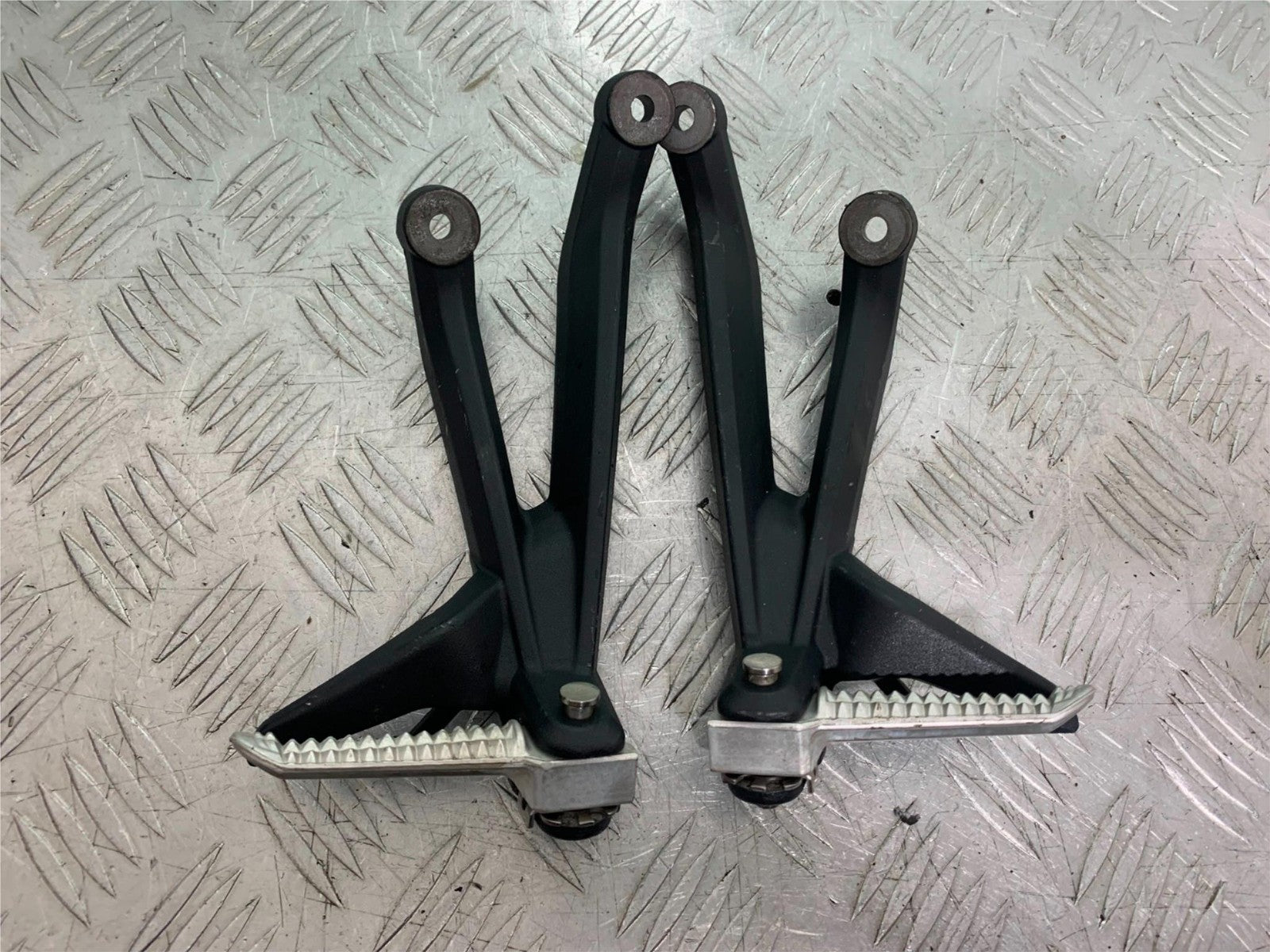TRIUMPH 675 STREET TRIPLE RX REAR HANGER AND PEGS   2015- 2017 (CMB1299)