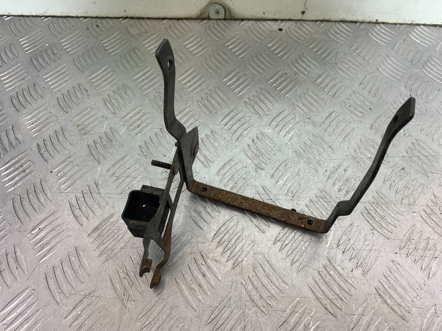 HONDA VT750 SHADOW BATTERY STRAP    YEAR 2003-2004 (CMB1265)