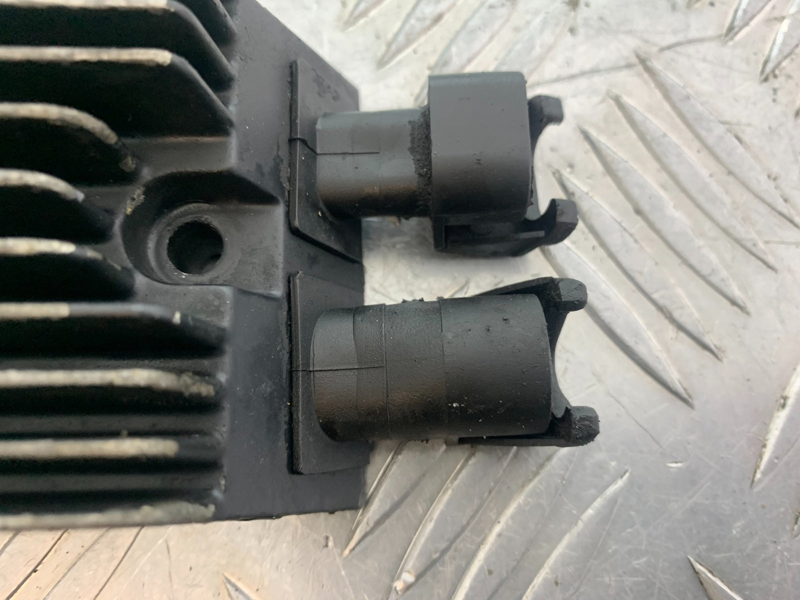 HARLEY DAVIDSON XL883 N IRON REGULATOR  YEAR 2020  (CMB1116)