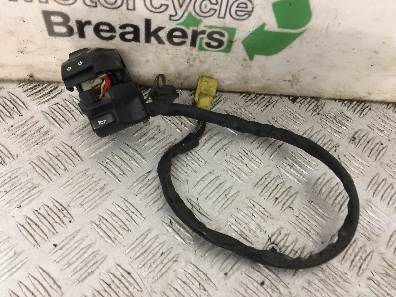 SUZUKI GS500 GS 500 LEFT SWITCH GEAR    YEAR 2004-09 (STOCK 882)