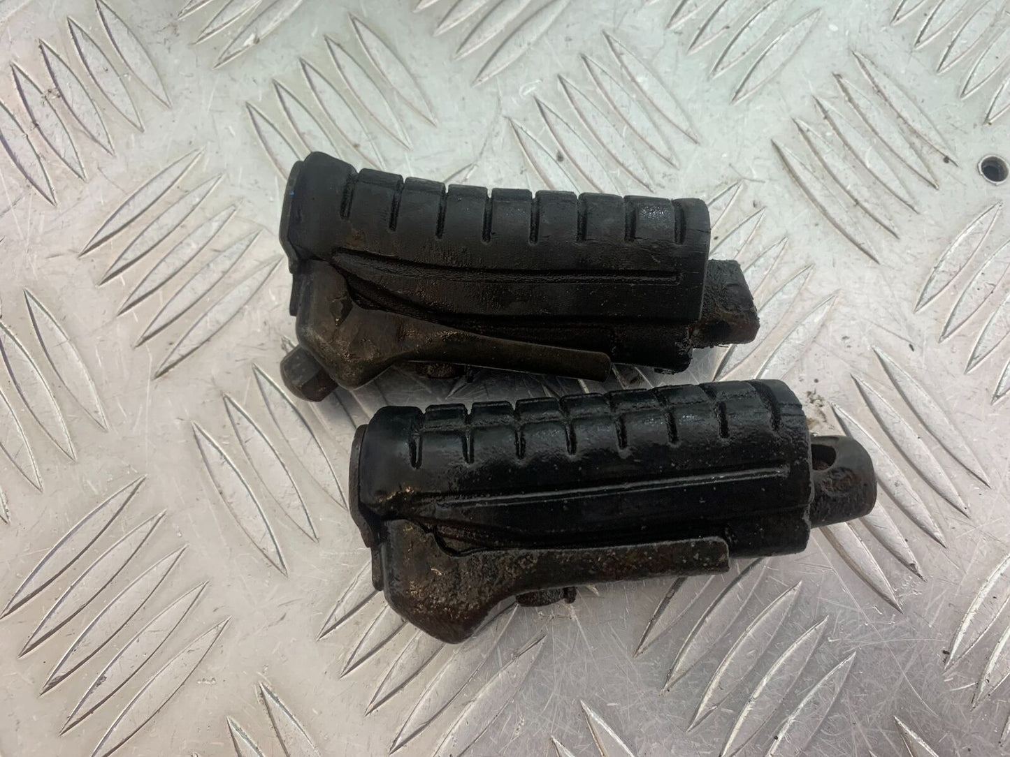 HONDA CBR125 CBR 125 FRONT FOOTPEGS YEAR 2004-06  (CMB1040)