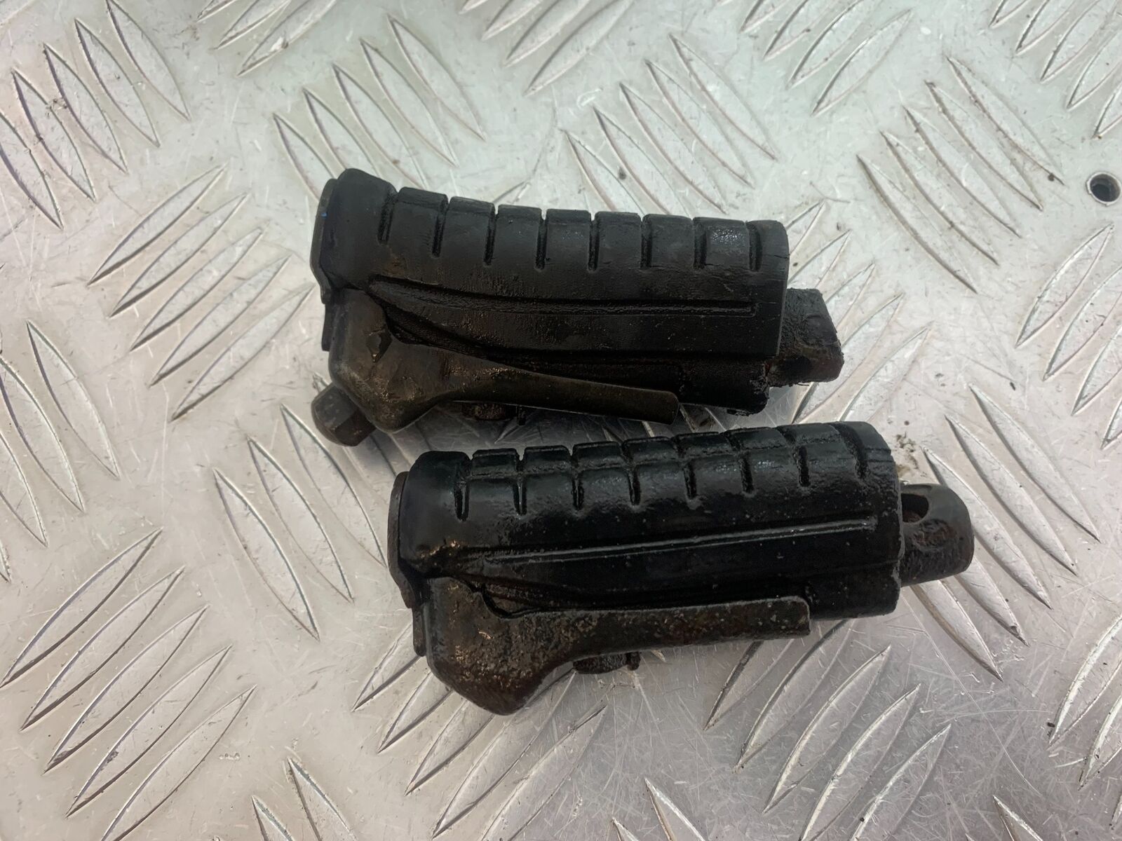 HONDA CBR125 CBR 125 FRONT FOOTPEGS YEAR 2004-06  (CMB1040)