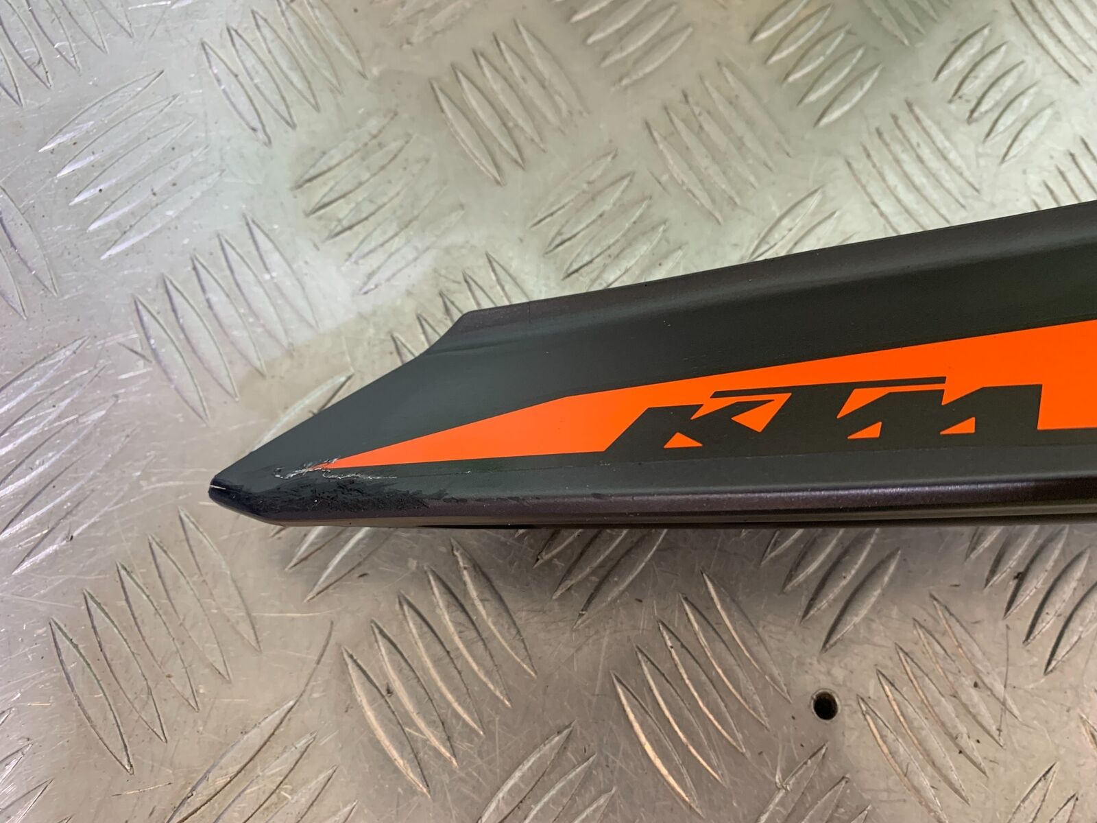 KTM 125 DUKE RIGHT SEAT PANEL   YEAR 2018-2023 (CMB1083)