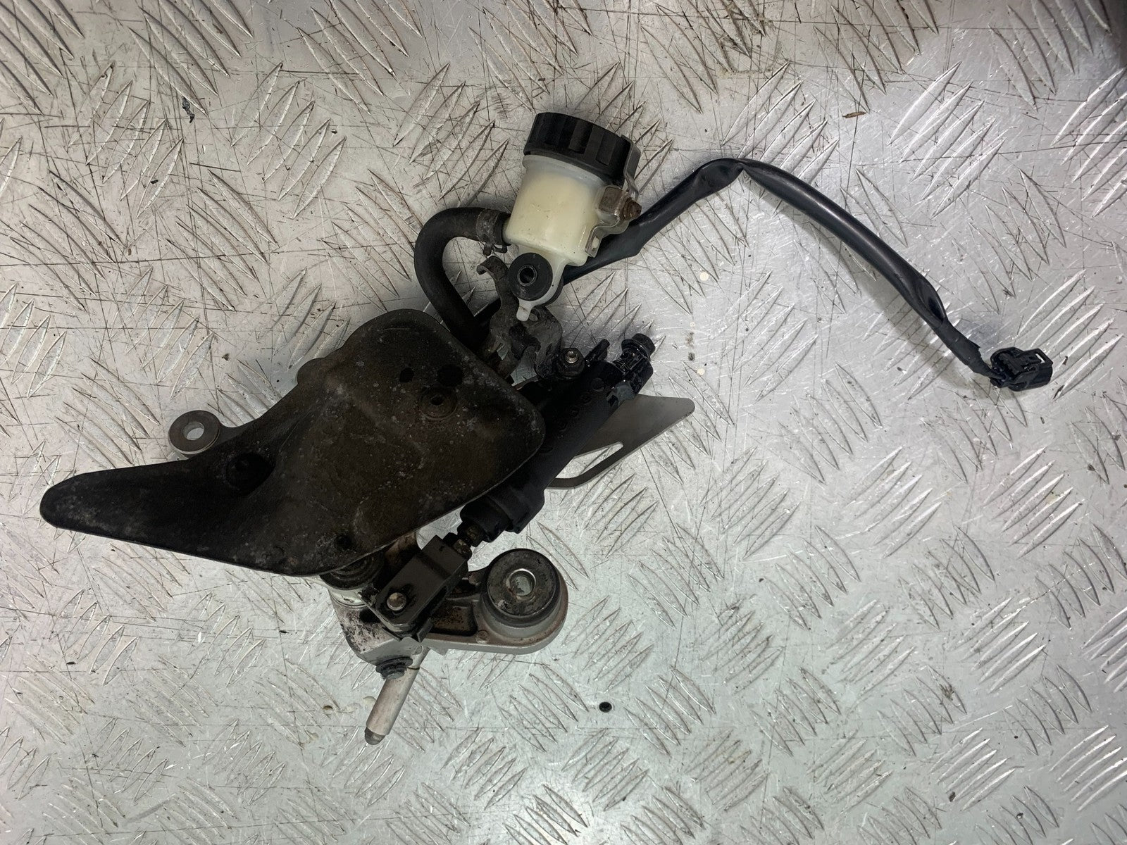 HONDA CBR1000 rr FIREBLADE FRONT RIGHT HANGER   2012-2016 (CMB1280)