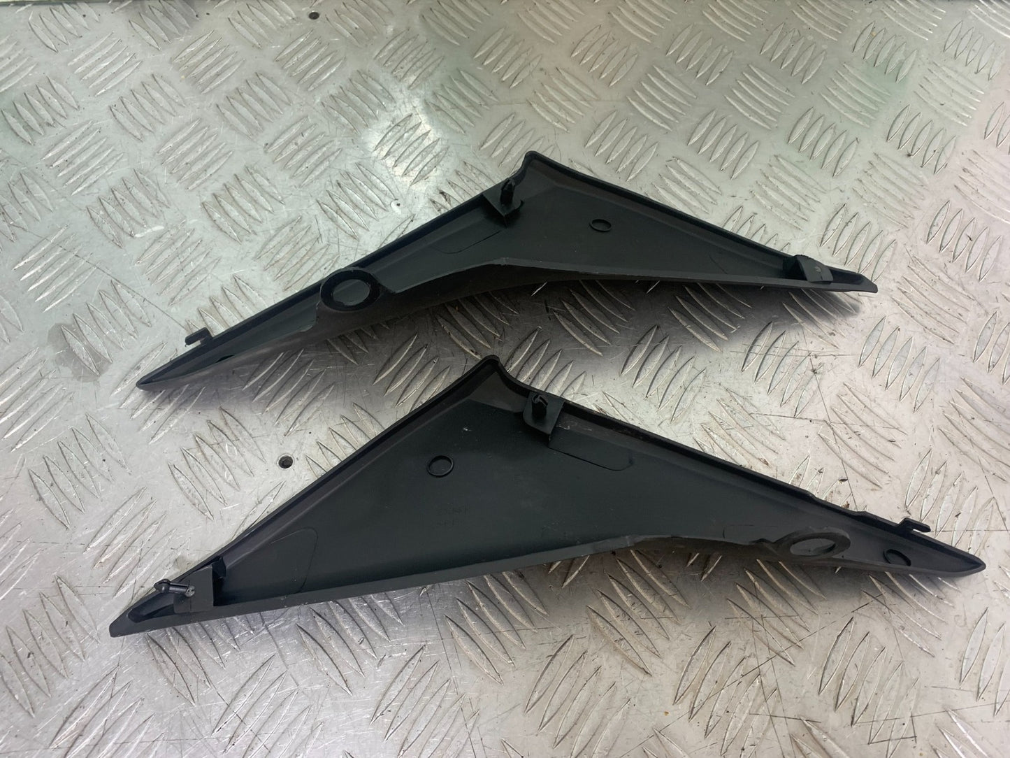 HONDA CBR600 CBR 600 RR LEFT AND RIGHT SIDE INFILLS    YEAR 2003-2004 CMB1173)