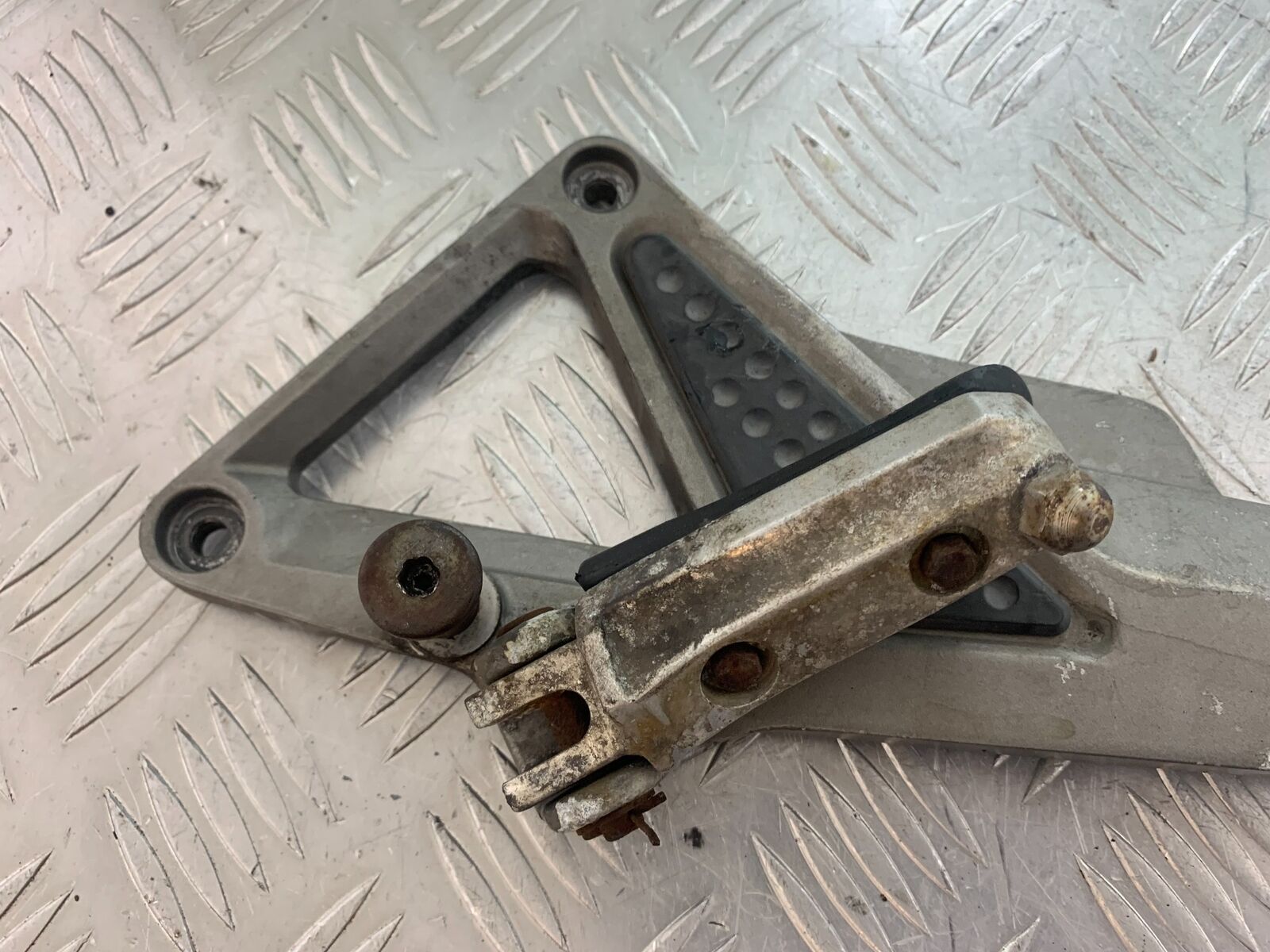 HONDA CB600 CB 600 HORNET LEFT HANGER  YEAR 1998 -2002 (CMB1126)