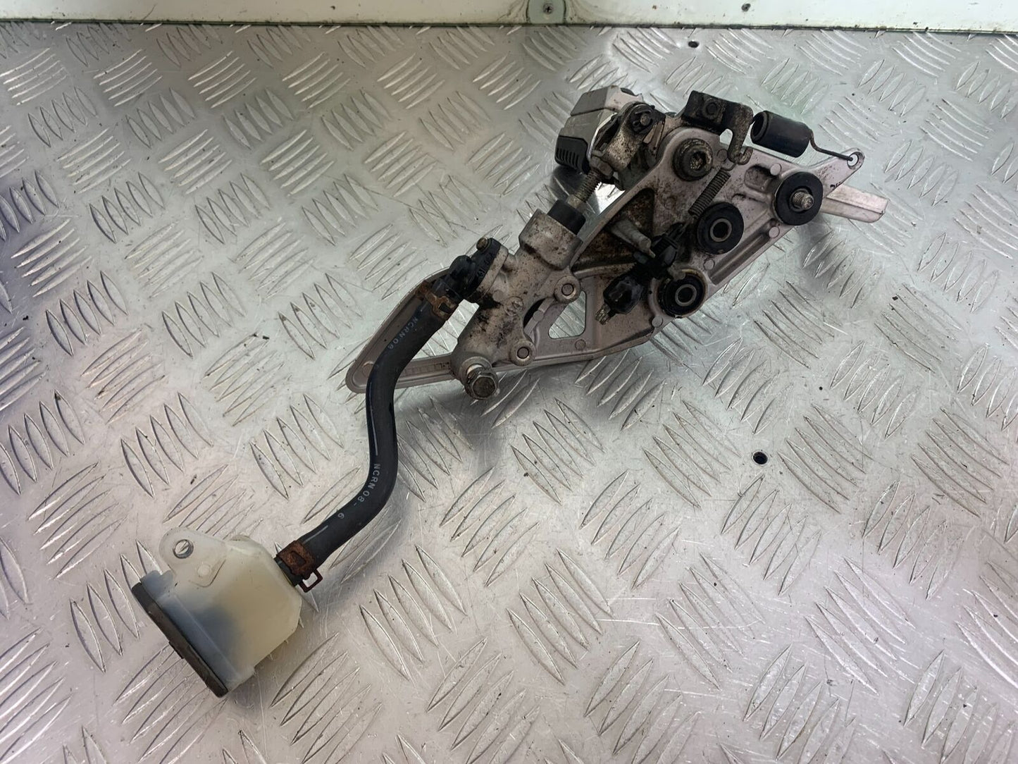 SUZUKI GSF1250 GSF 1250 BANDIT FRONT RIGHT HANGER YEAR 2007-2011 (CMB1125)