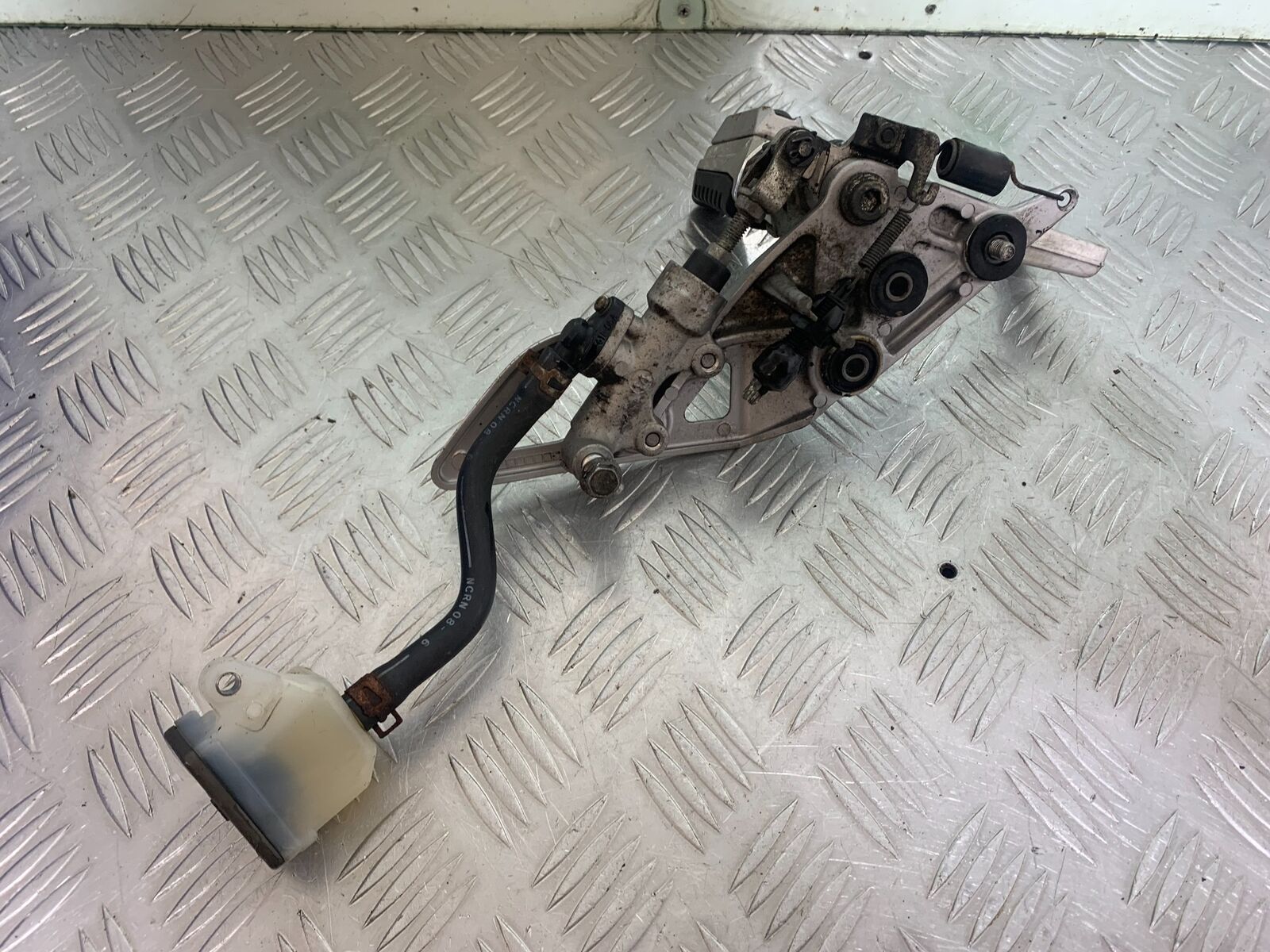 SUZUKI GSF1250 GSF 1250 BANDIT FRONT RIGHT HANGER YEAR 2007-2011 (CMB1125)
